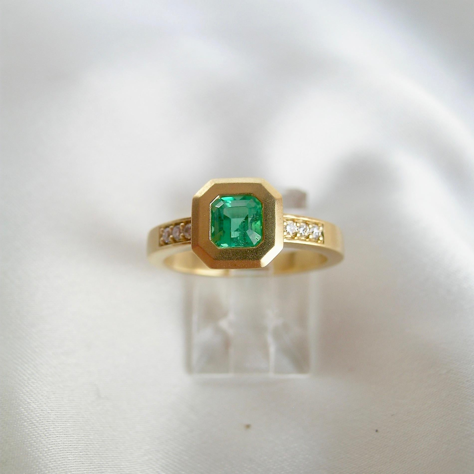 Modern 18 Karat Gold, Diamond and Columbian Emerald Cocktail Ring For Sale
