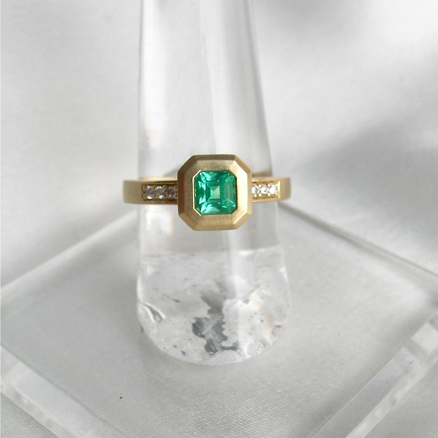 18 Karat Gold, Diamond and Columbian Emerald Cocktail Ring In New Condition For Sale In Eugene, OR