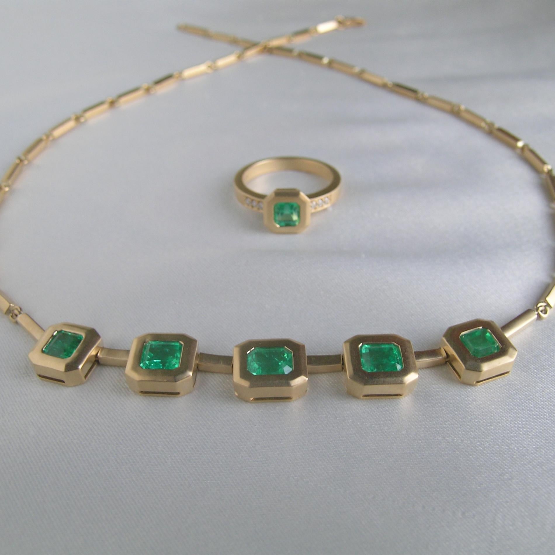 18 Karat Gold, Diamond and Columbian Emerald Cocktail Ring For Sale 1