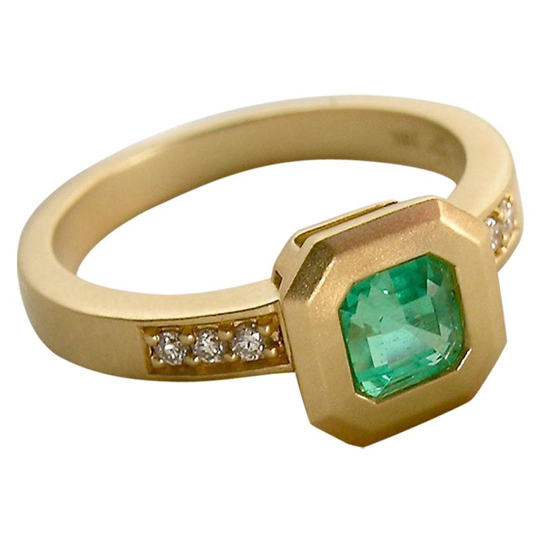 18 Karat Gold, Diamond and Columbian Emerald Cocktail Ring For Sale