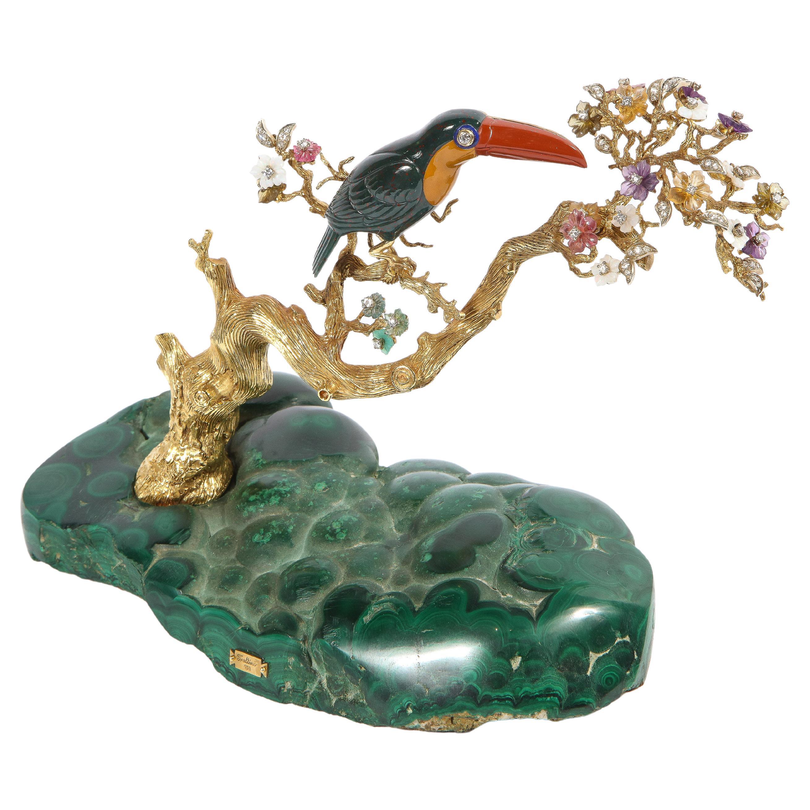 Ein toukanischer Vogel aus 18 Karat Gold, Diamanten, Amethysten, Turmalin, Blutstein, geschnitztem Smaragd, Opal und Jaspis auf einem goldenen Baumzweig, montiert auf einem geschnitzten Malachitsockel.

Ein sehr seltenes und einzigartiges, in Gold