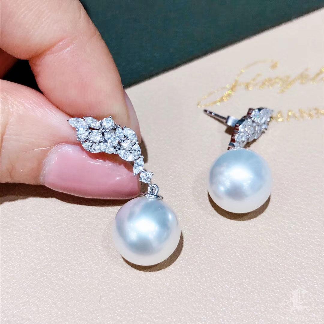 Orecchini con perle e diamanti di Aurora, con ascendente angelico In condizioni Nuovo in vendita a New York, NY