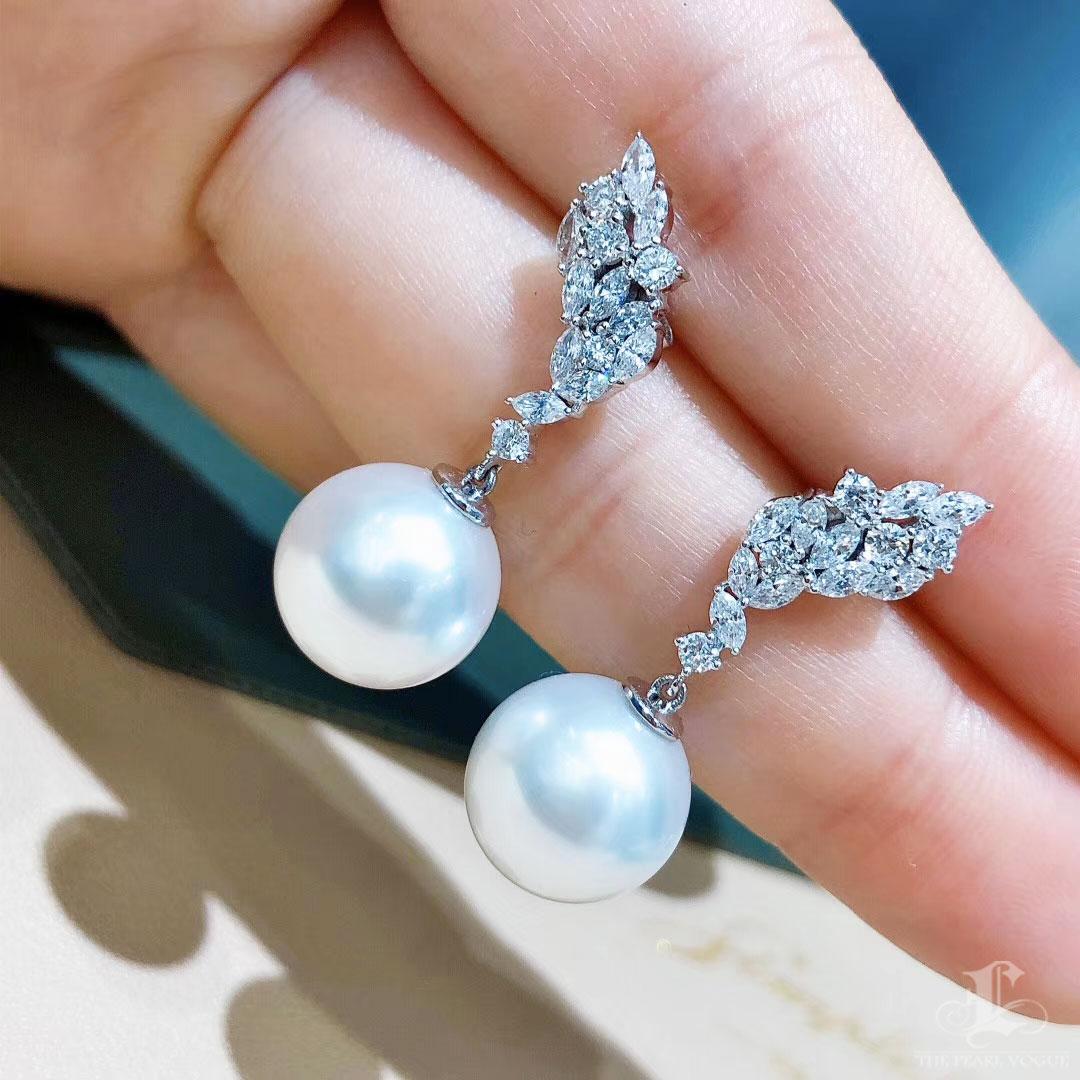 Donna Orecchini con perle e diamanti di Aurora, con ascendente angelico in vendita
