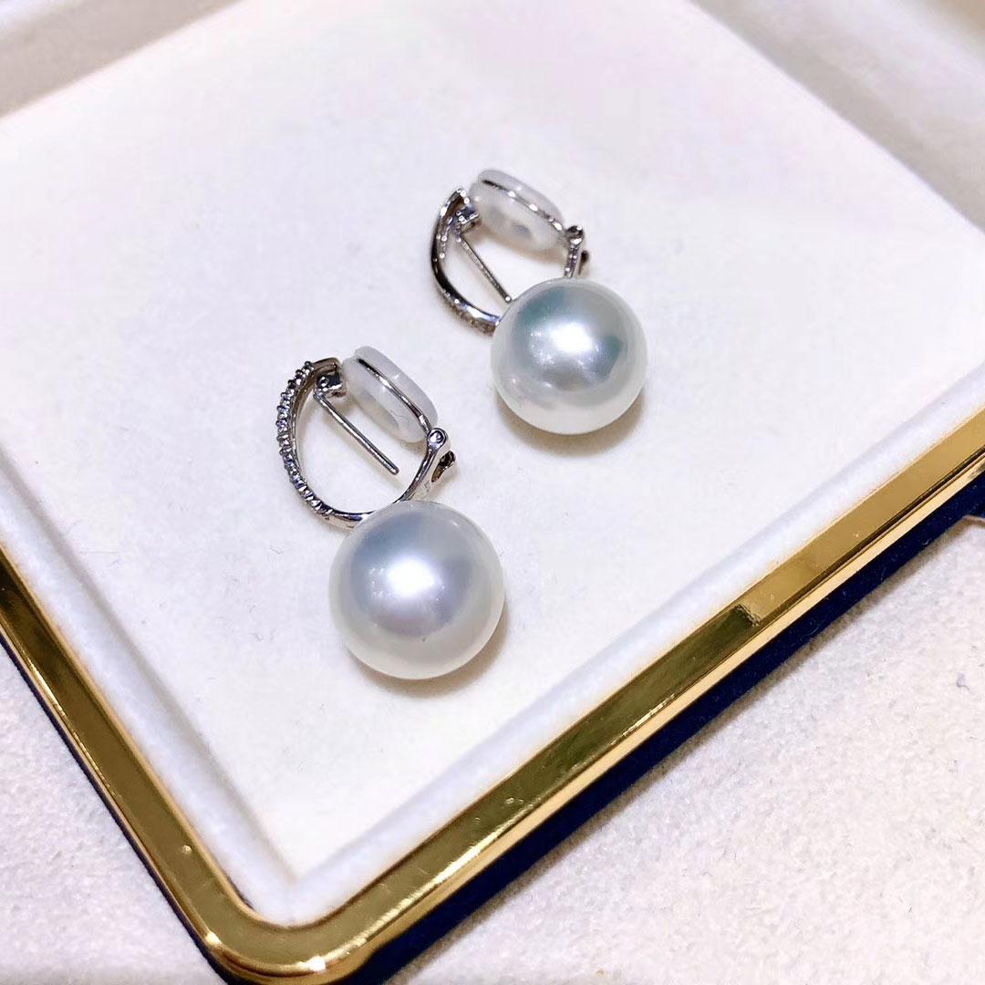 【Lustre Arc】Aurora Stream South Sea Pearl & Diamond Earrings For Sale 1