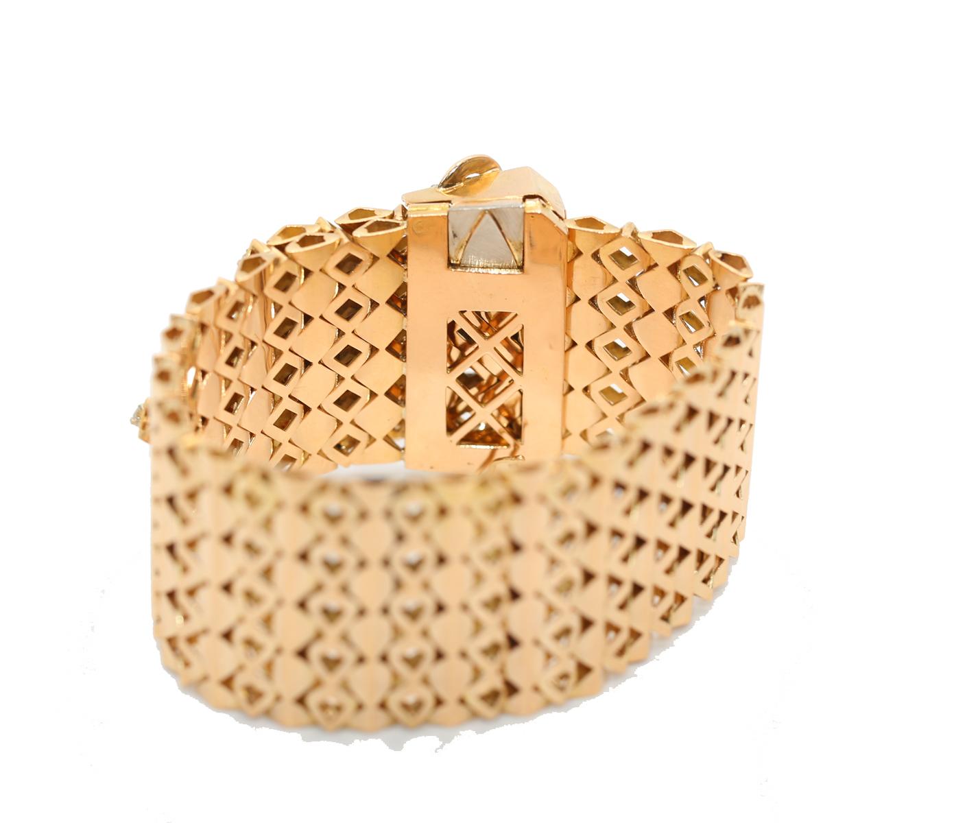 Importante Bracciale pesante e altamente collezionabile.
Raffigura una cintura con tutti i dettagli più raffinati, tra cui una serratura incredibilmente lavorata con diamanti pregiati. Il dettaglio particolare di questo articolo è che può adattarsi