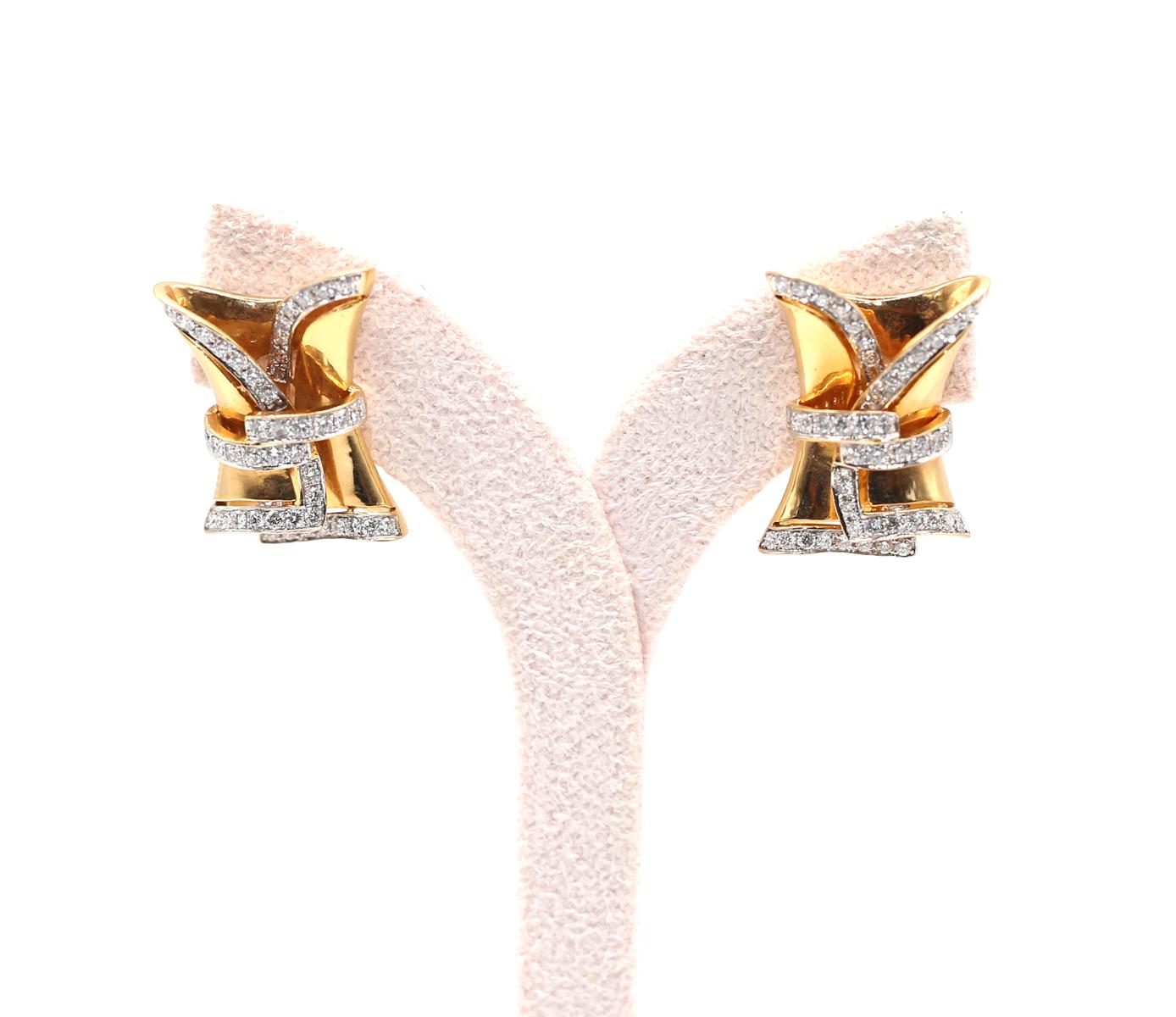 Orecchini di moda in oro 18 carati con diamanti, 1970
Squisitamente progettato e realizzato con una raffinata finitura di diamanti su oro giallo. Stile confezione regalo. 

Orecchini in oro 18 carati, design raffinato combinato con oro giallo e
