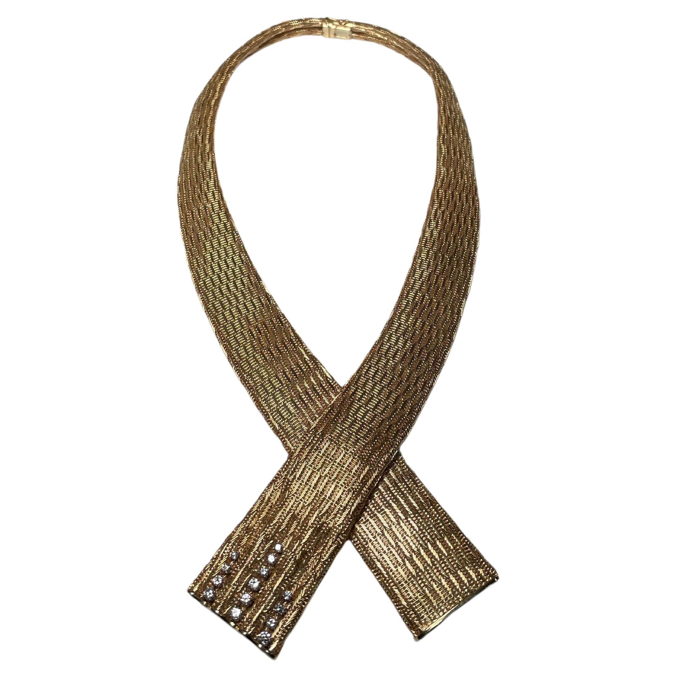 Collier en or 18 carats avec diamants en forme d'écharpe française en vente