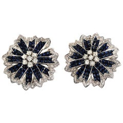 Boucles d'oreilles à fleurs en or 18 carats, diamants et saphir bleu 14,28 carats, serti invisible