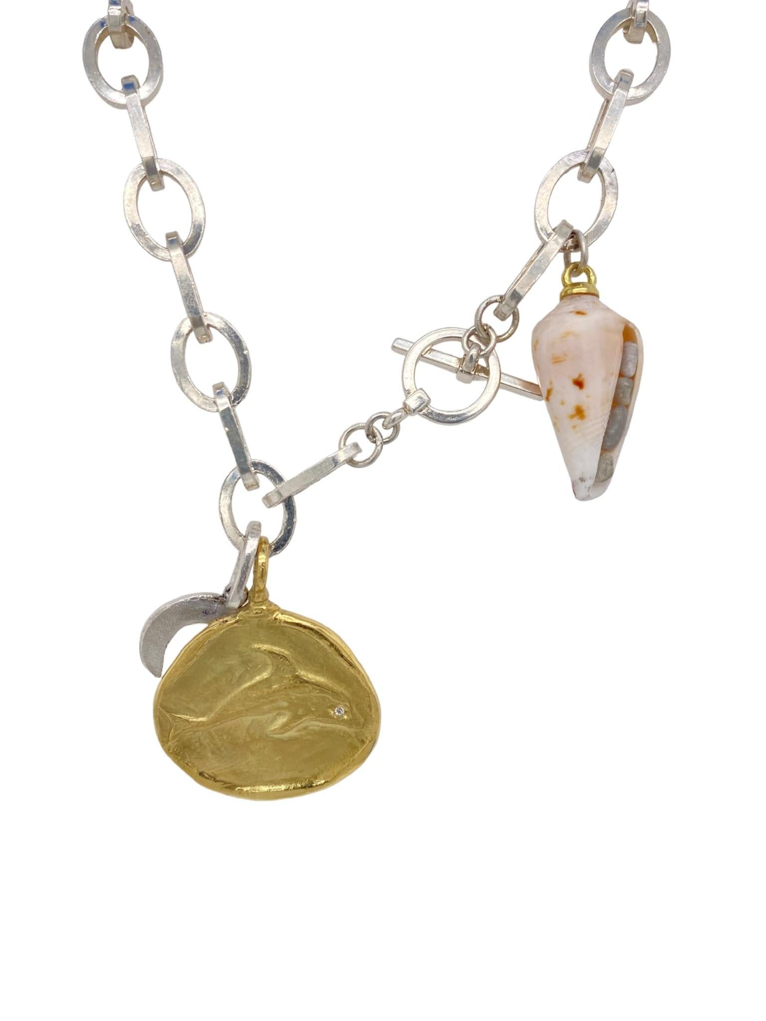Brilliant Cut 18k gold dolphin shield and shell necklace with diamonds For Sale