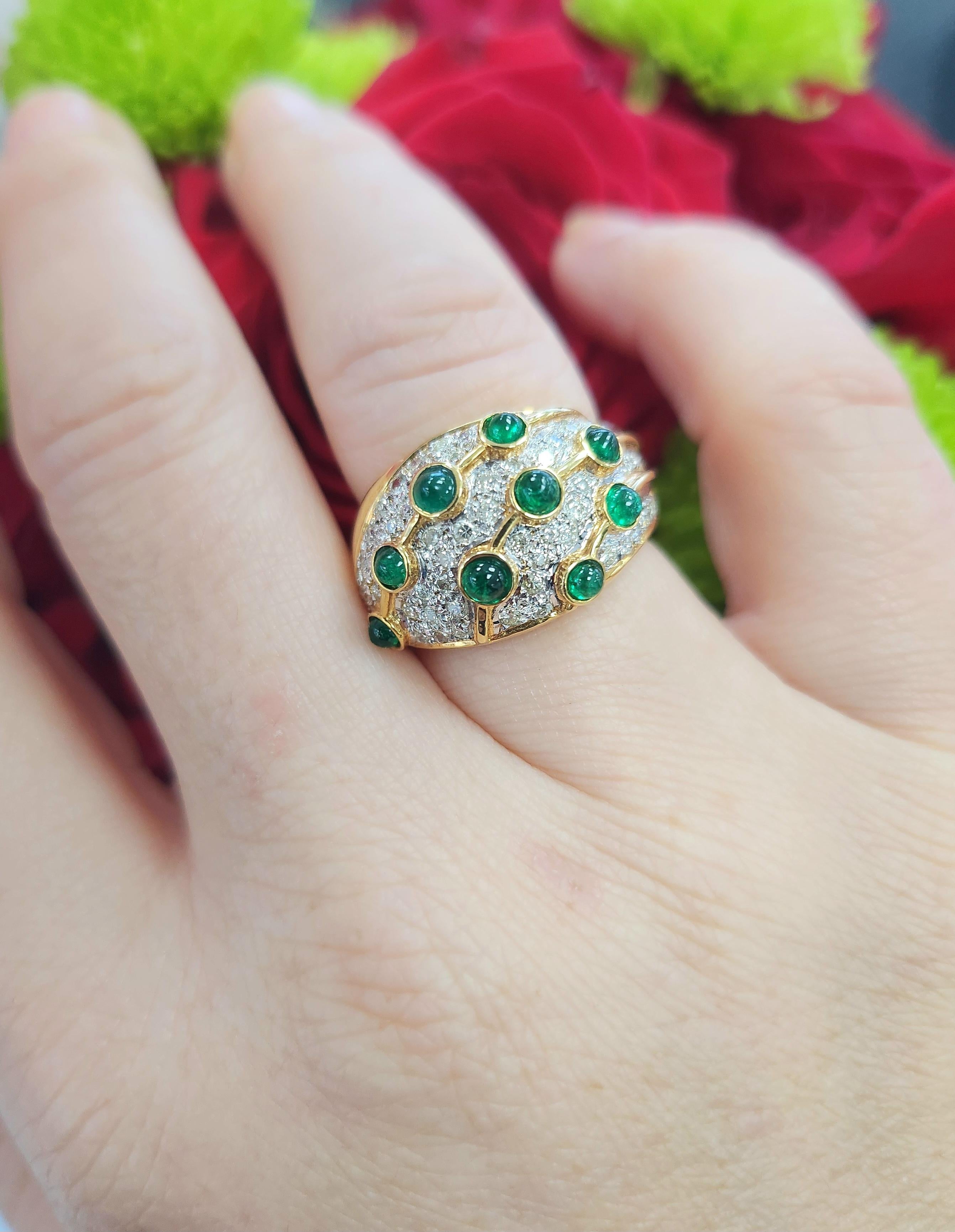 Anello da cocktail a cupola in oro 18K con smeraldo cabochon e pavé di diamanti - Misura 6 In condizioni ottime in vendita a Los Angeles, CA