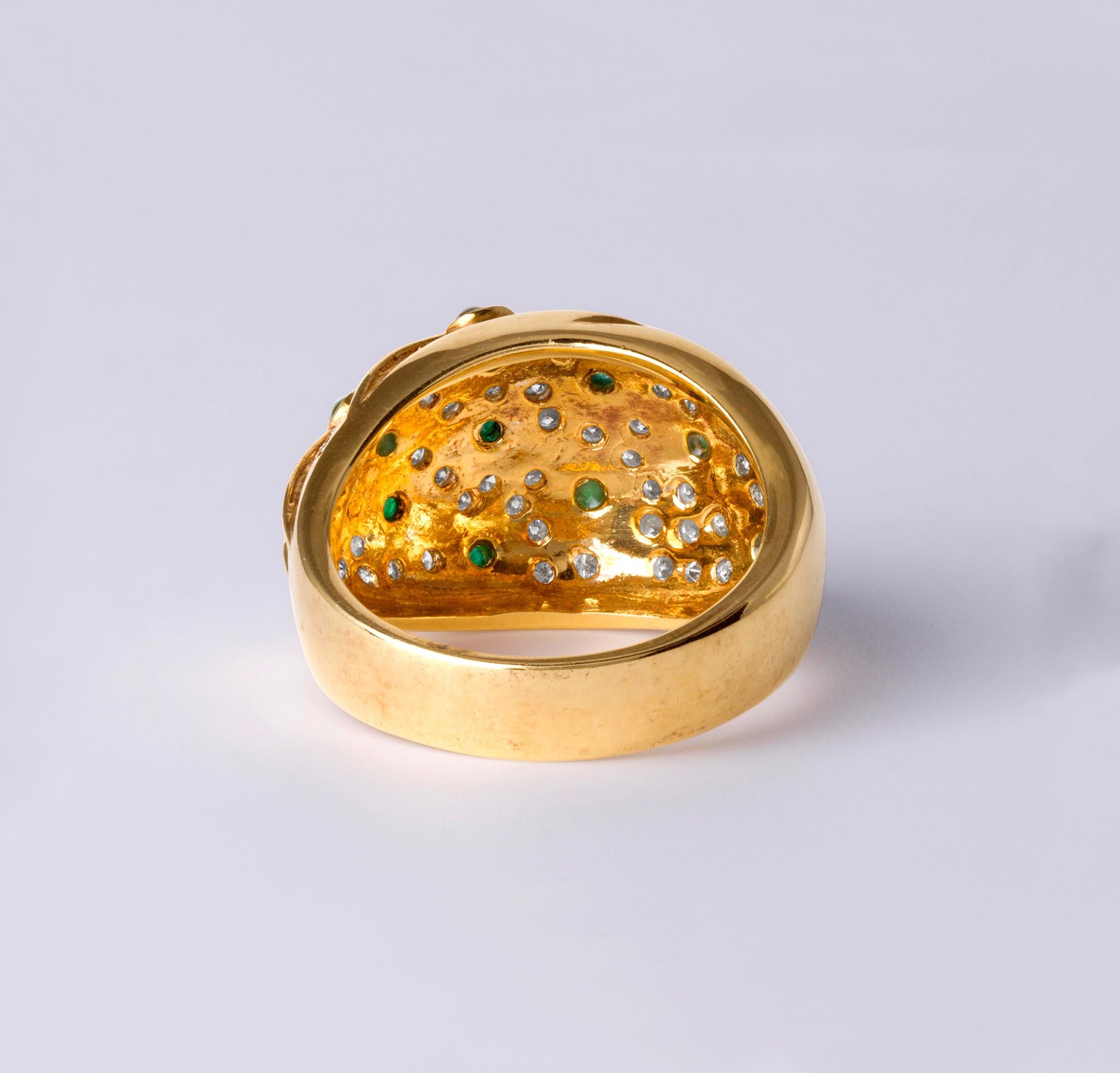 Anello da cocktail a cupola in oro 18K con smeraldo cabochon e pavé di diamanti - Misura 6 in vendita 5