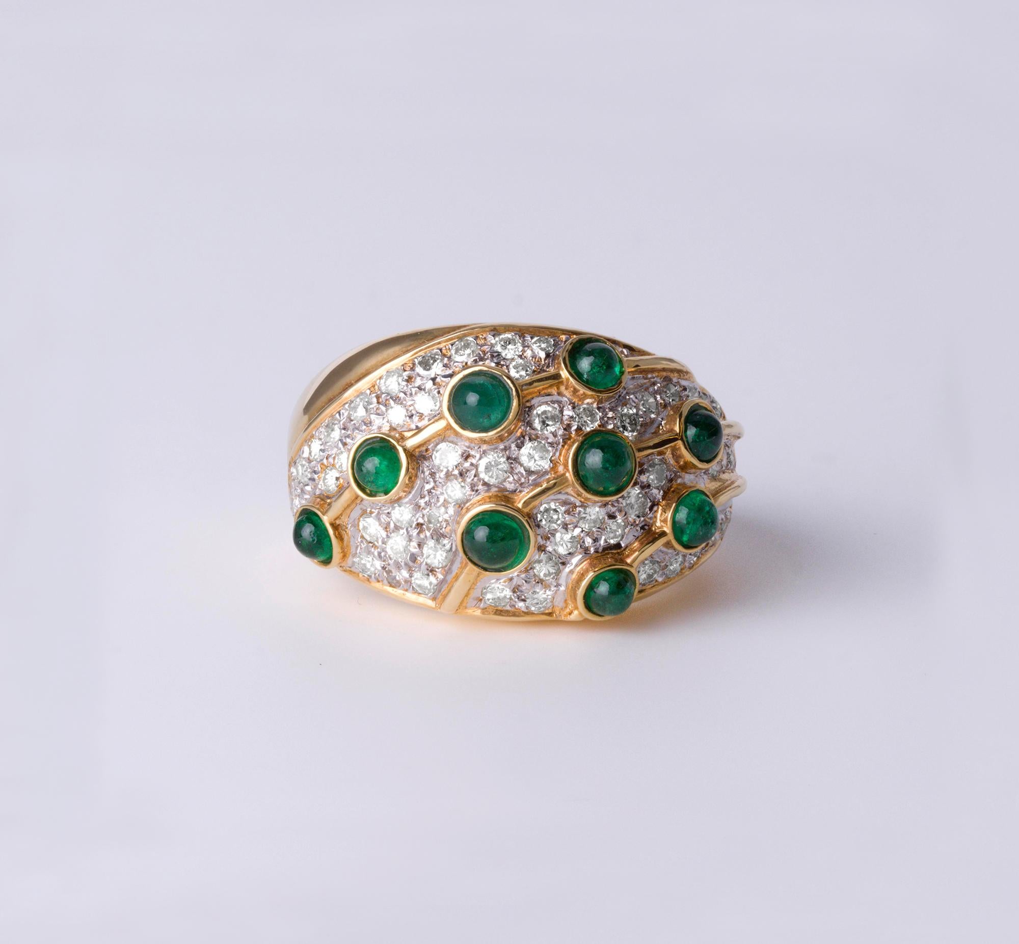 Taglio rotondo Anello da cocktail a cupola in oro 18K con smeraldo cabochon e pavé di diamanti - Misura 6 in vendita