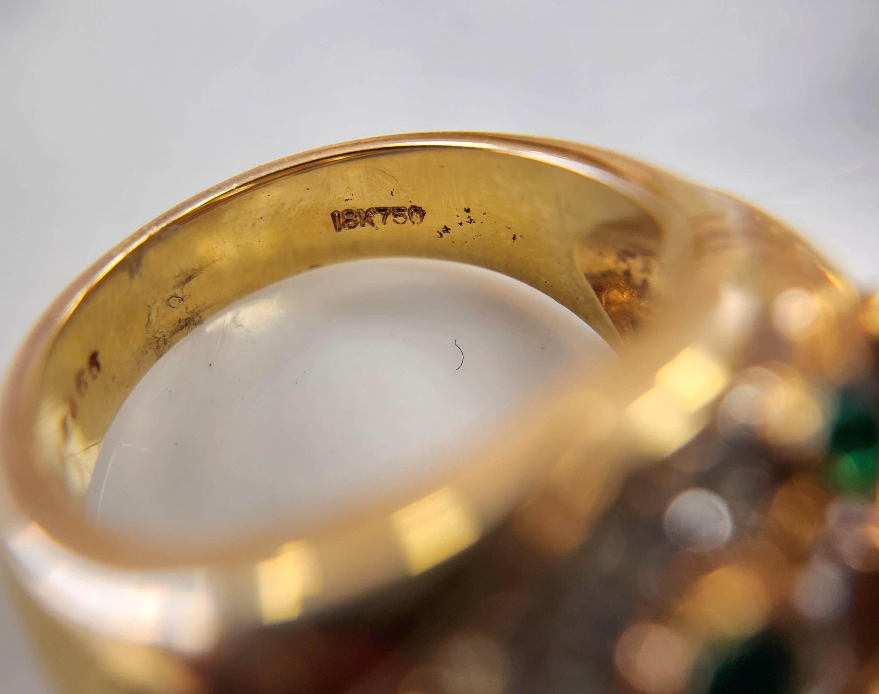 Donna Anello da cocktail a cupola in oro 18K con smeraldo cabochon e pavé di diamanti - Misura 6 in vendita