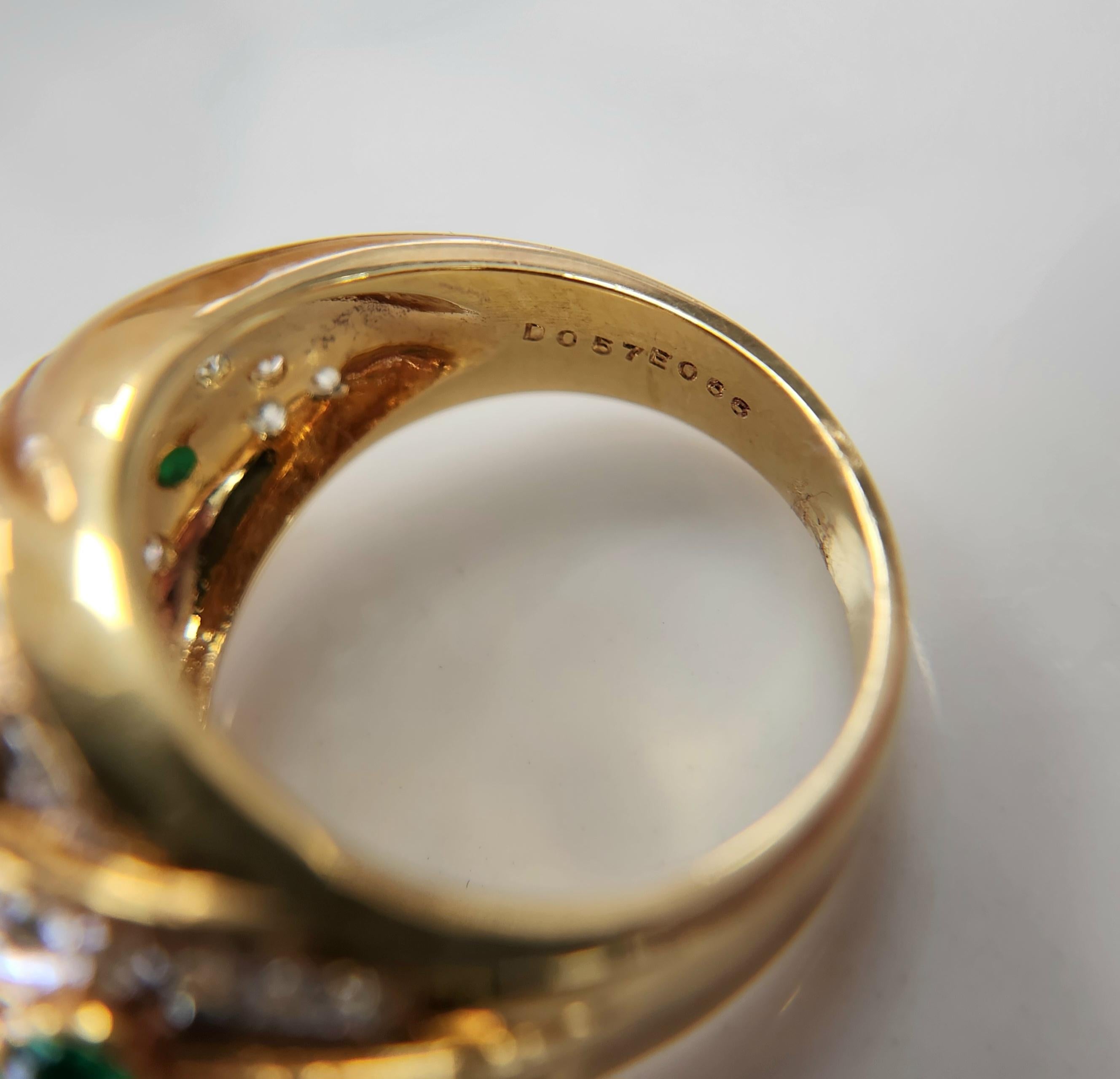 Anello da cocktail a cupola in oro 18K con smeraldo cabochon e pavé di diamanti - Misura 6 in vendita 1
