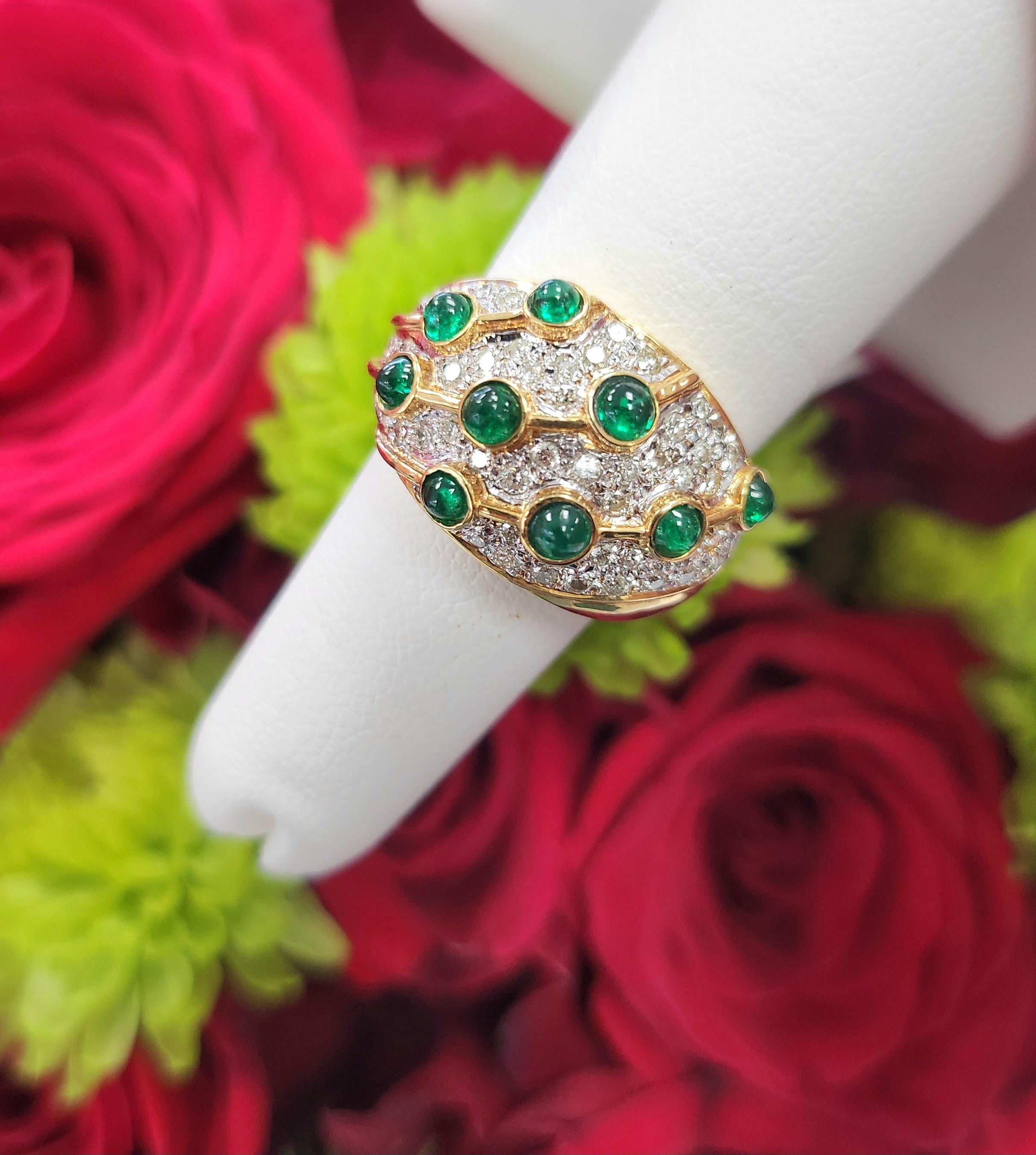 Anello da cocktail a cupola in oro 18K con smeraldo cabochon e pavé di diamanti - Misura 6 in vendita 3