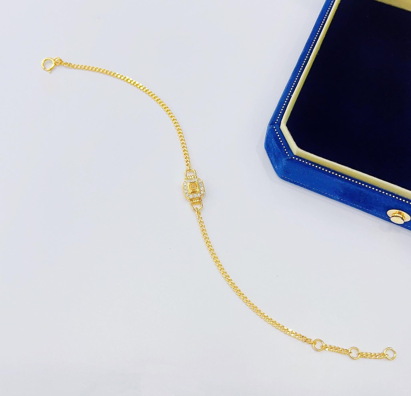 18 Karat Gold Doppelverschluss-Armband mit gelbem Diamanten im Kissenschliff

Gesamtgewicht: 1,99 g
Netto-Goldgewicht: 1.94 g
Hauptstein: 1 gelber Diamant im Kissenschliff, 0,160 CT
Sekundäre Steine: 14 gelbe Diamanten, 0,090 CT
Dieses elegante