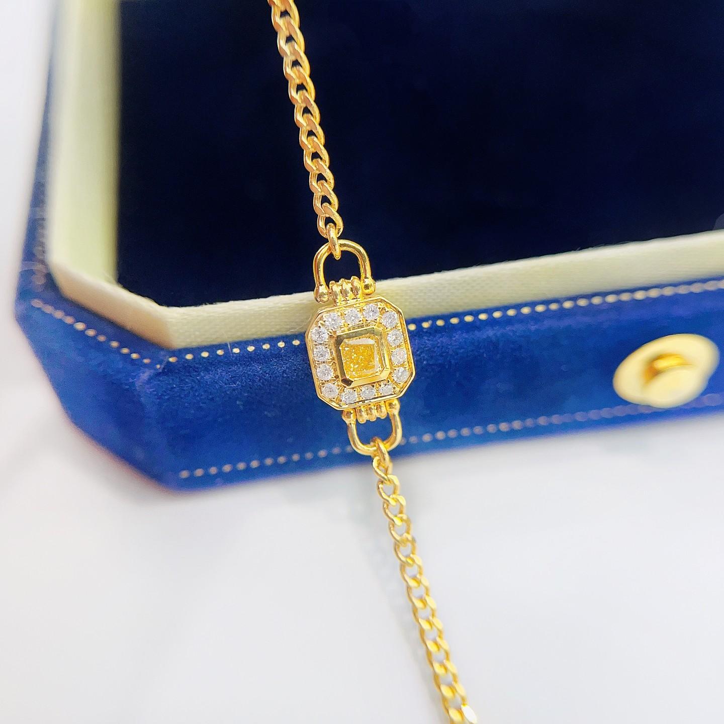 18 Karat Gold Doppelverschluss-Armband mit gelbem Diamanten im Kissenschliff (Moderne) im Angebot