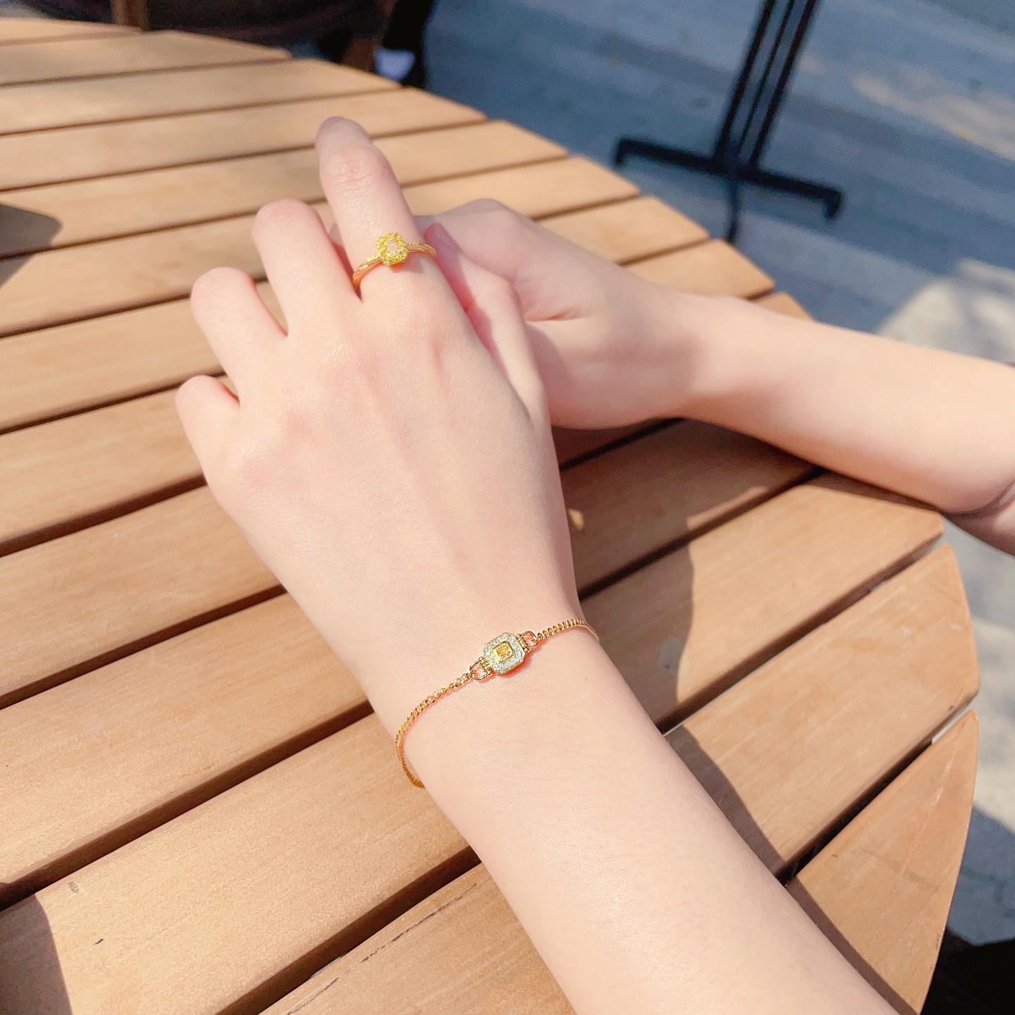 18 Karat Gold Doppelverschluss-Armband mit gelbem Diamanten im Kissenschliff im Zustand „Neu“ im Angebot in Hong Kong, HK