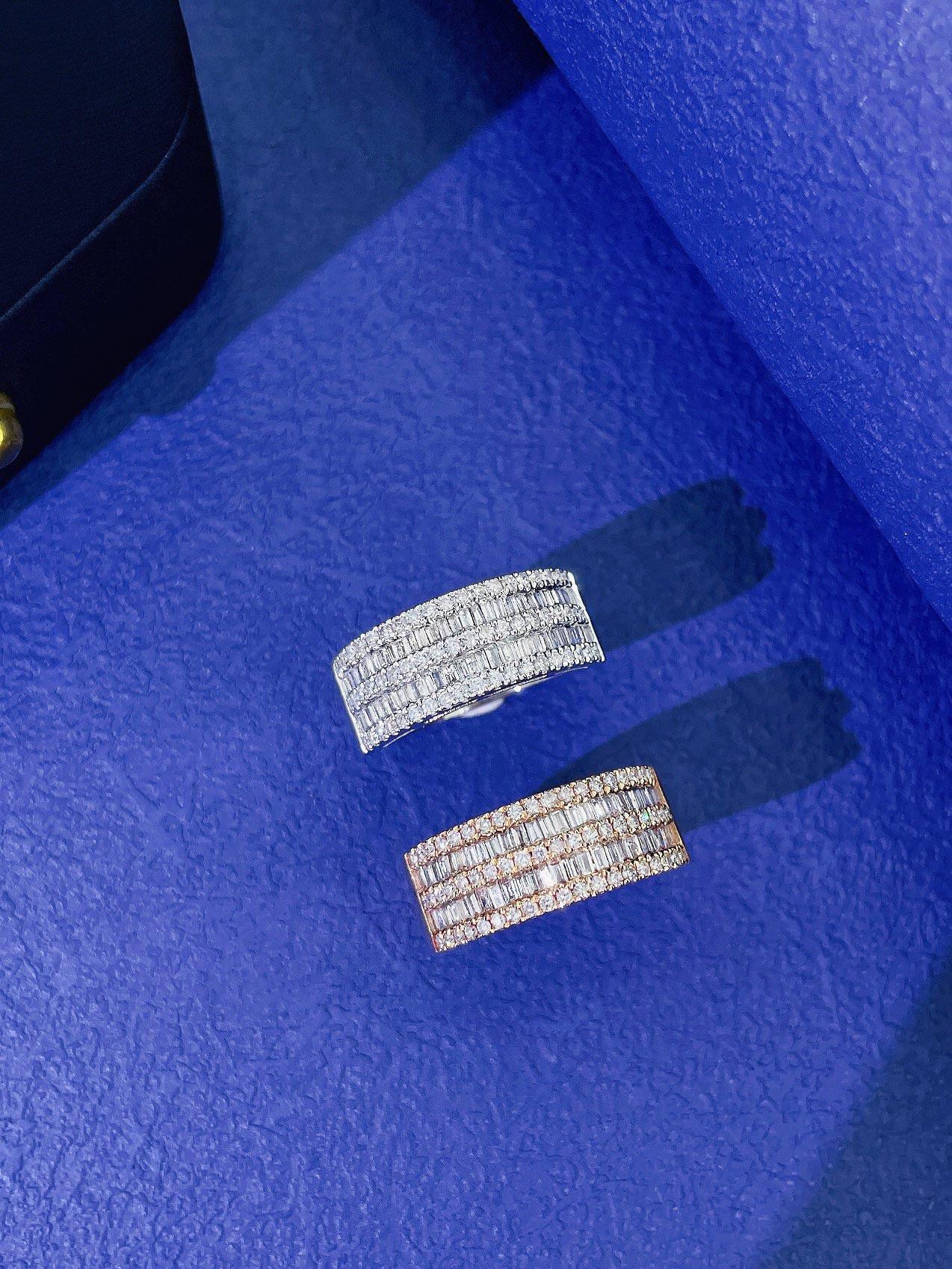 La elegancia refinada se une a la arquitectura moderna en este llamativo anillo de doble hilera de oro de 18 quilates, con una armoniosa mezcla de diamantes naturales en un elegante diseño de talla escalonada. La pieza central de este exquisito