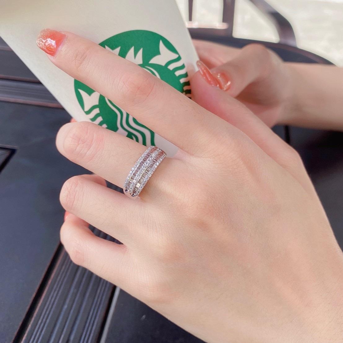 Anillo de oro de 18 quilates de doble hilera de talla escalonada y diamantes naturales Moderno en venta