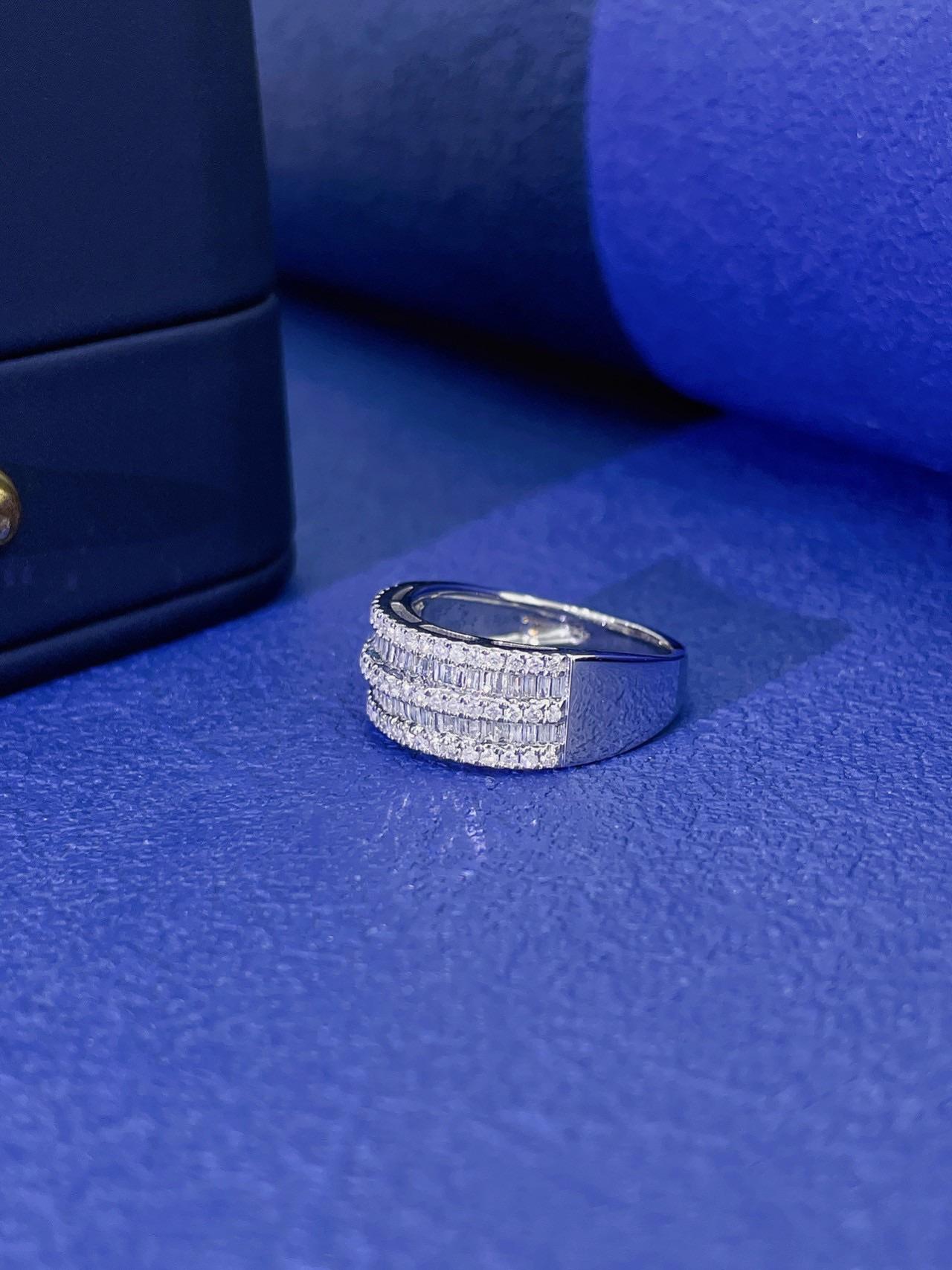 Anillo de oro de 18 quilates de doble hilera de talla escalonada y diamantes naturales Corte brillante en venta