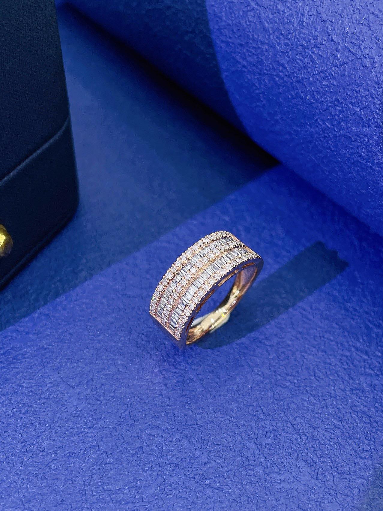 Anillo de oro de 18 quilates de doble hilera de talla escalonada y diamantes naturales en Nuevo estado para la venta en Hong Kong, HK