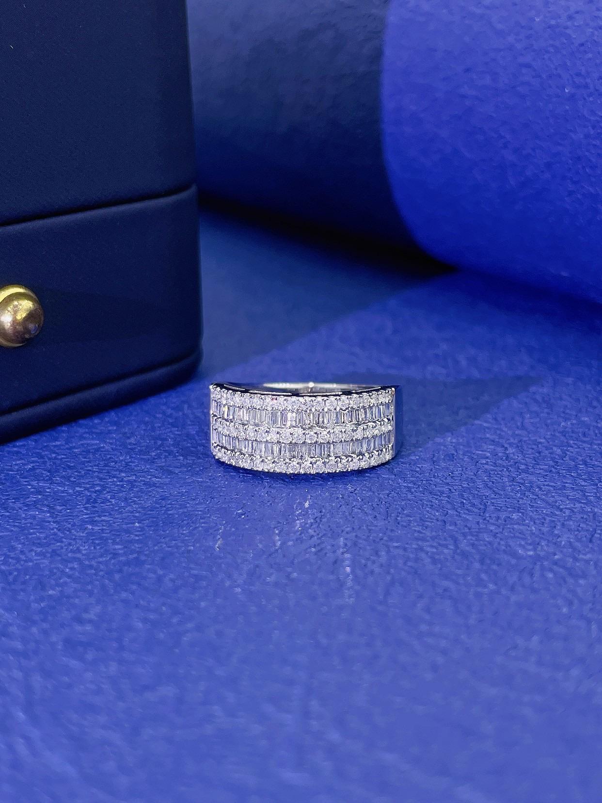 Anillo de oro de 18 quilates de doble hilera de talla escalonada y diamantes naturales en venta 1
