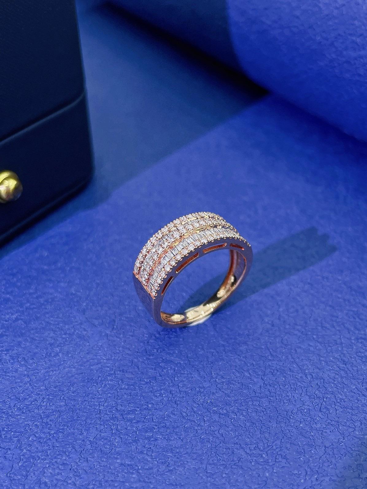 Anillo de oro de 18 quilates de doble hilera de talla escalonada y diamantes naturales en venta 2