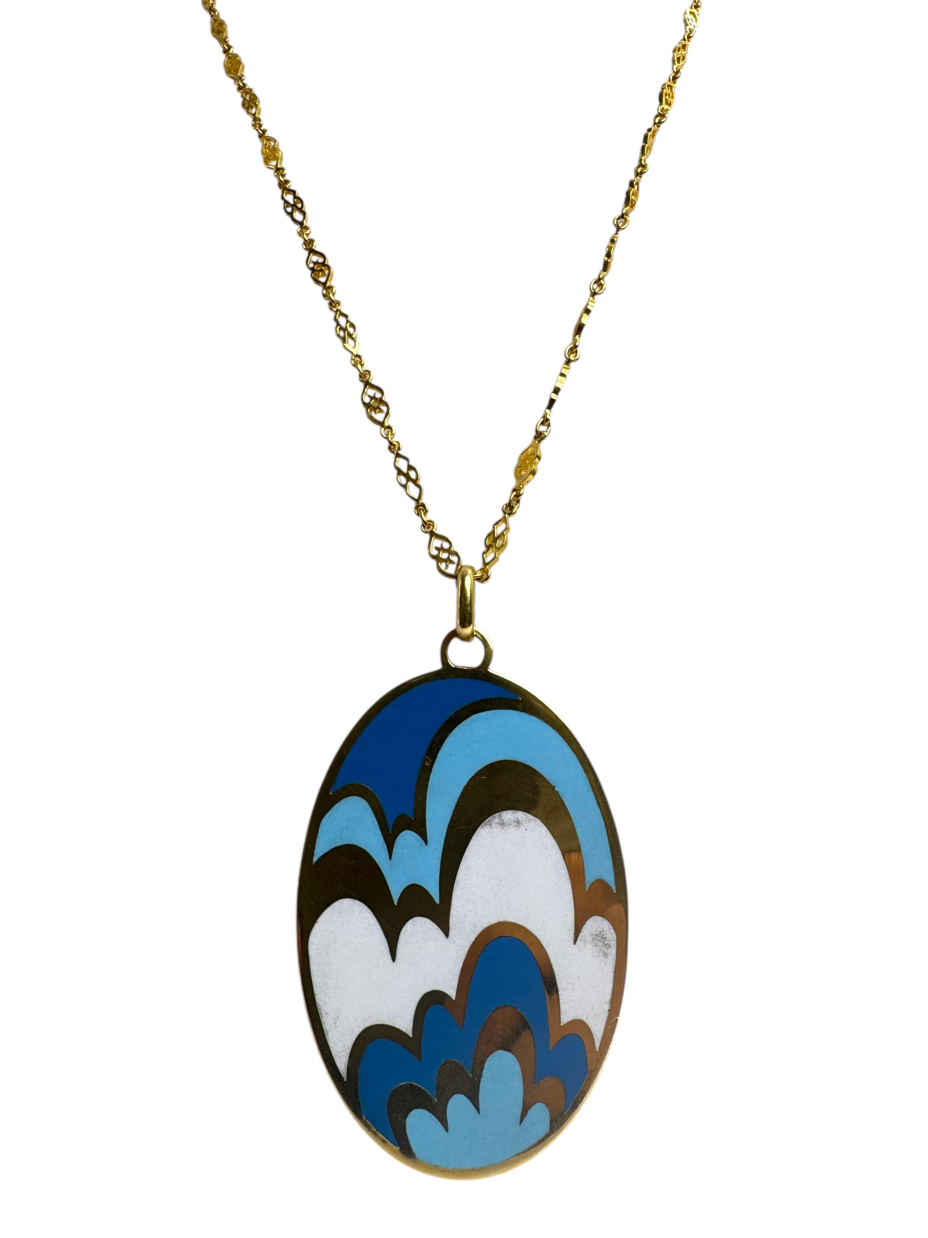 Un vibrant collier pendentif ovale en or jaune 18 carats, présentant un remarquable travail d'émail double face dans de riches motifs géométriques évocateurs du design italien des années 1970. Le recto présente une composition audacieuse de bleu