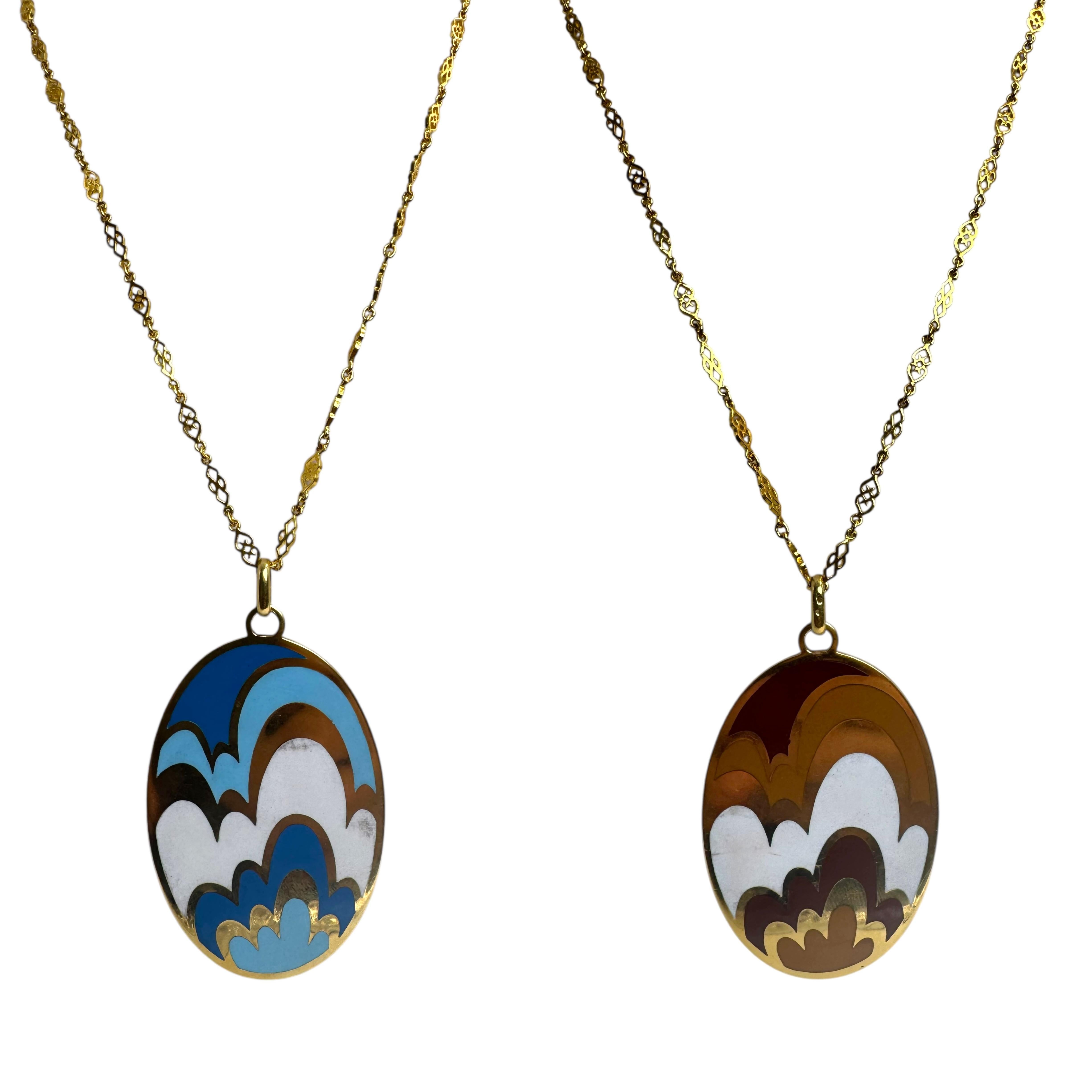 Collier avec pendentif en émail double face en or 18K en vente