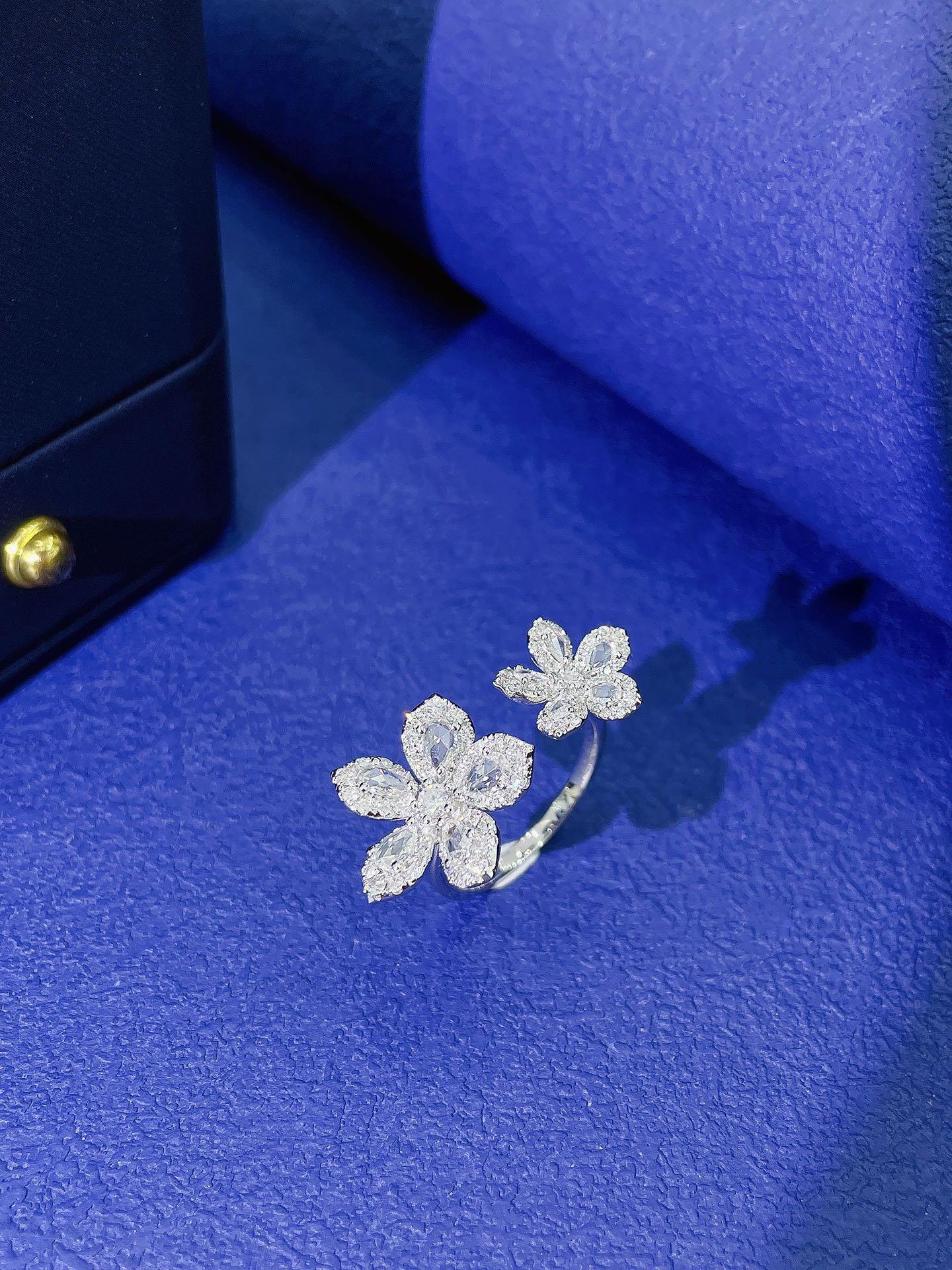 18 Karat Gold Doppel-Wassertropfen-Blumenring mit natürlichen Diamanten (Moderne) im Angebot