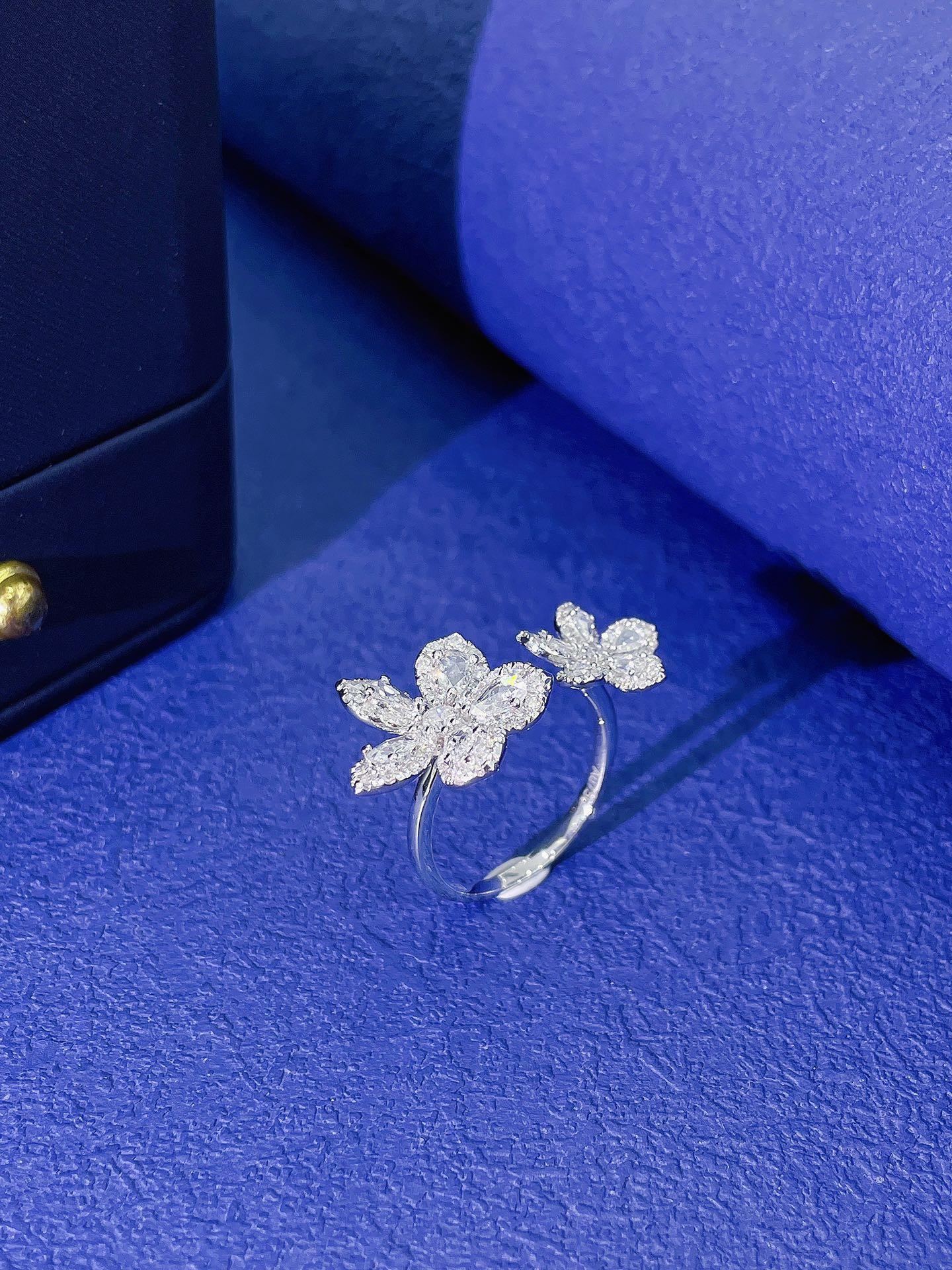 18 Karat Gold Doppel-Wassertropfen-Blumenring mit natürlichen Diamanten im Zustand „Neu“ im Angebot in Hong Kong, HK