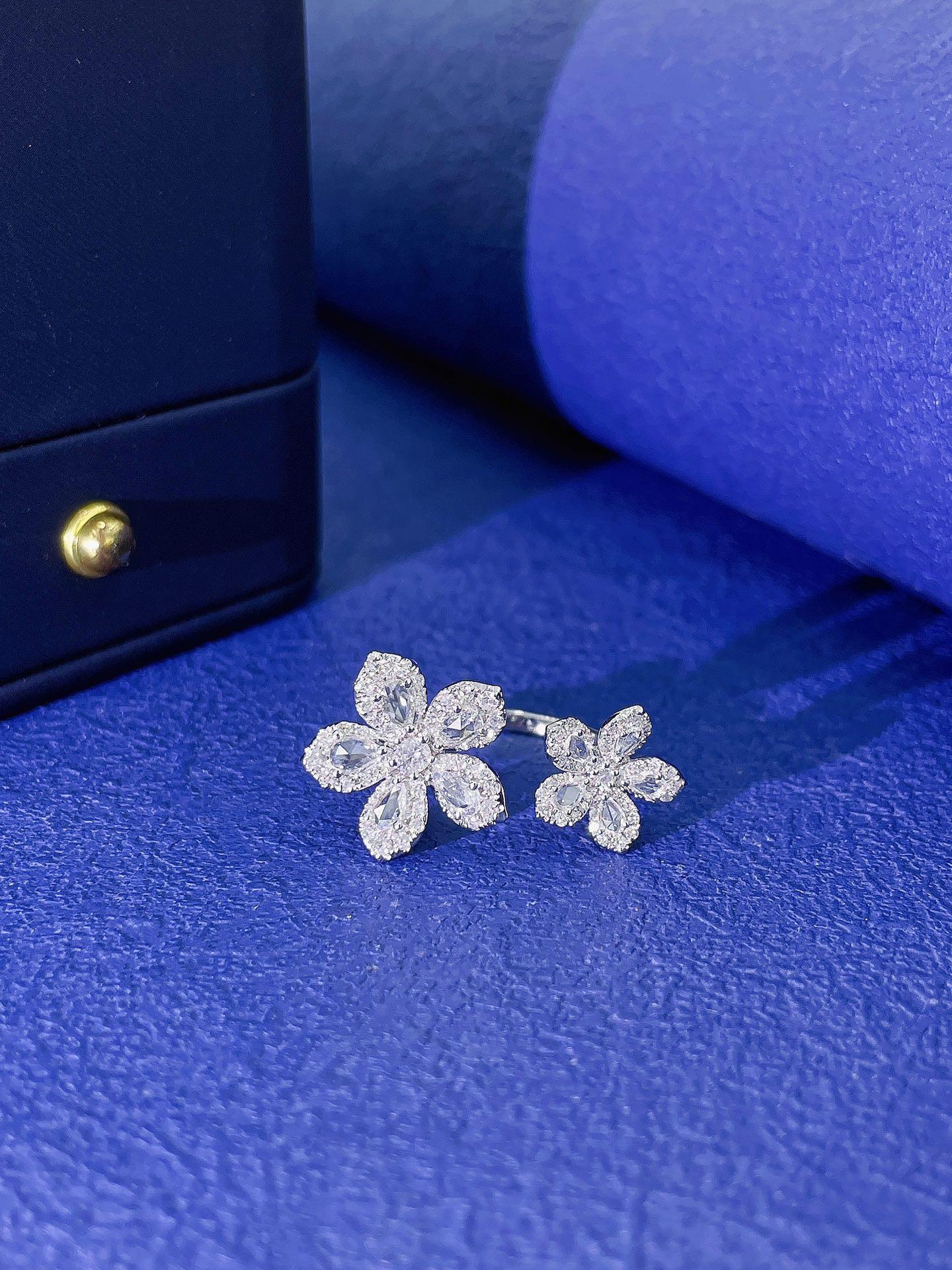 18 Karat Gold Doppel-Wassertropfen-Blumenring mit natürlichen Diamanten Damen im Angebot