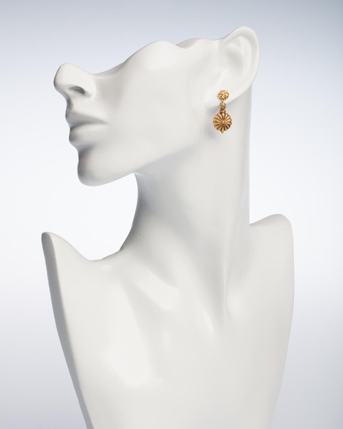 18 Karat Gold Drop Earrings In Good Condition In Nantucket, MA