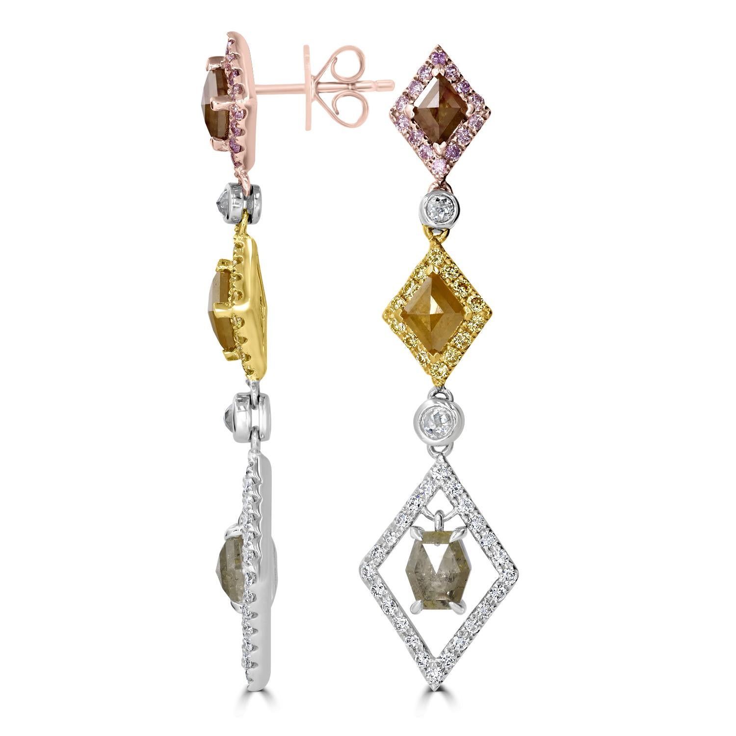 Eleganza con questi straordinari orecchini con diamanti, un mix perfetto di colori e scintille. Ogni orecchino presenta un affascinante diamante centrale con taglio a rosa e pepe, per un peso totale di 0,82 carati, incastonato in un design intricato
