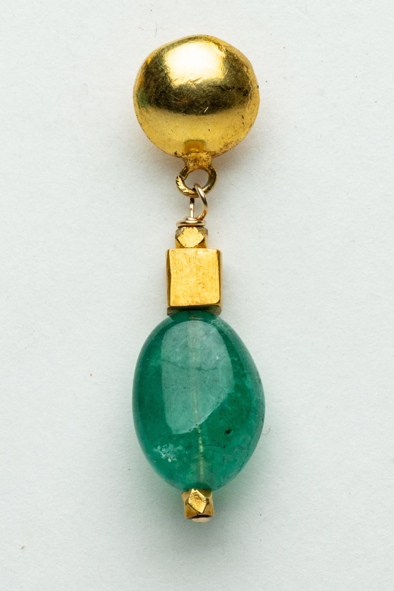 Un elegante paio di orecchini a goccia in oro 18 carati con smeraldo burattato.   Per le orecchie forate.  Di Deborah Lockhart Phillips.

La collezione di alta gioielleria è stata acquistata, disegnata o creata da Deborah Lockhart Phillips. Grazie
