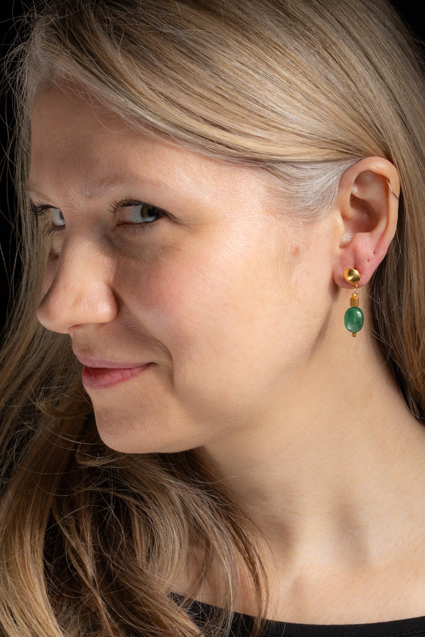 Burattato Orecchini pendenti in oro 18K con smeraldo burattato di Deborah Lockhart Phillips in vendita