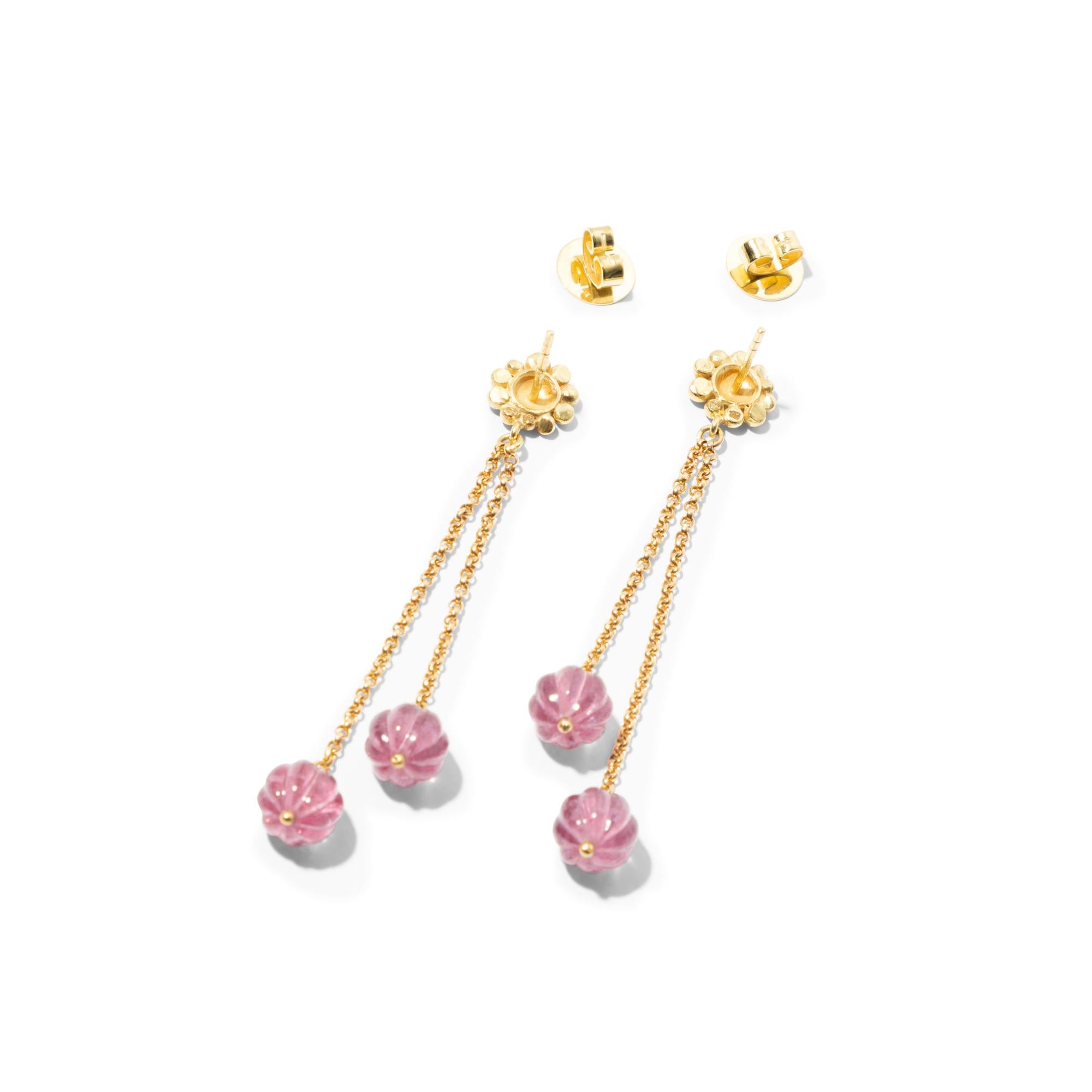 Artigiano Orecchini pendenti in oro 18k con perle di tormalina rosa vivo su una catena d'oro in vendita