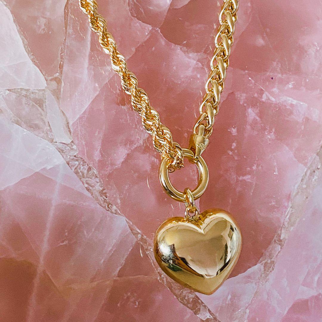 Bracciale a doppia catena in oro 18K con charme a cuore in vendita 1