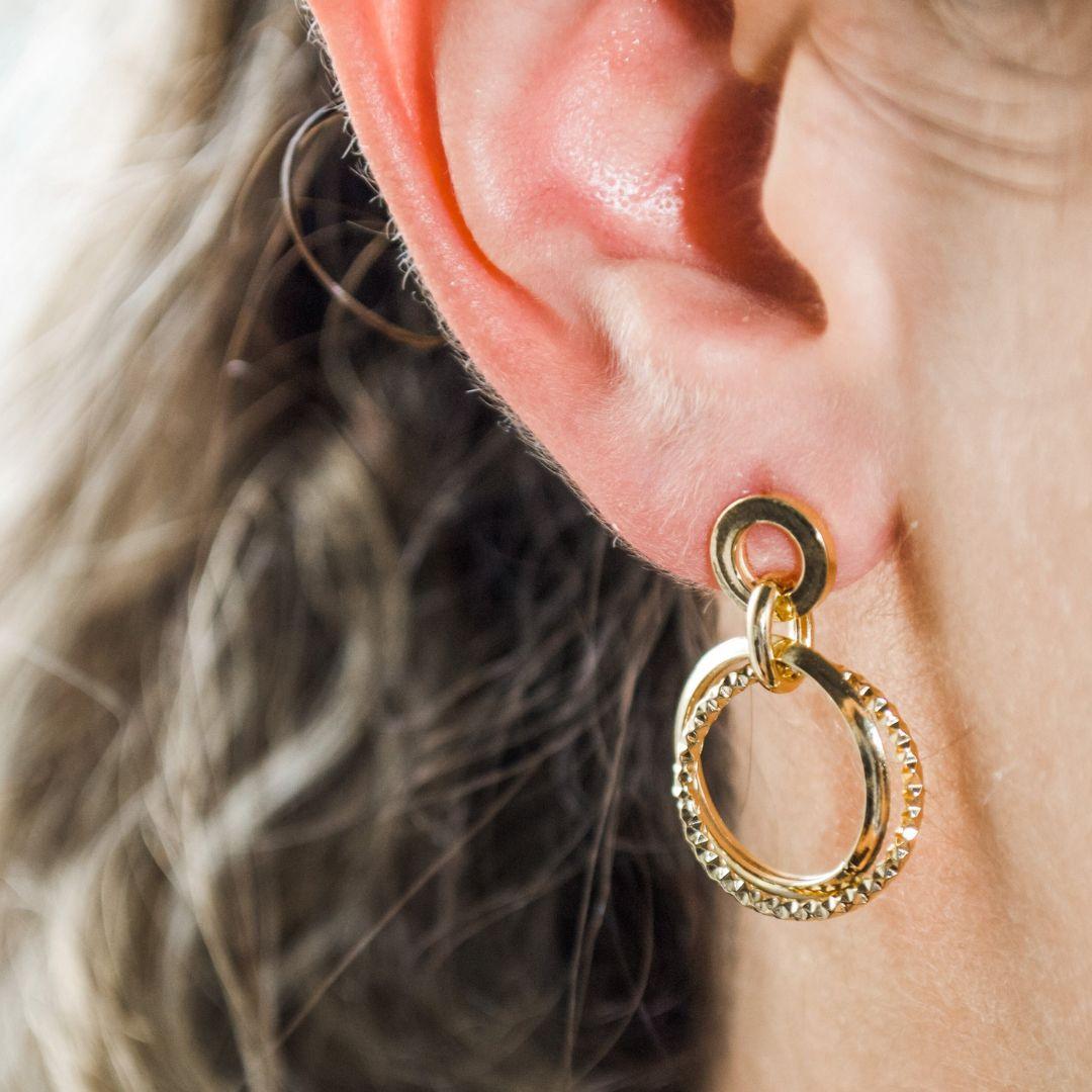Questi orecchini a goccia in oro giallo 18 carati presentano un design elegante e circolare con due finiture distinte, per un'estetica moderna e minimalista. Realizzati a mano alla perfezione, questi orecchini sono leggeri e comodi, ideali per