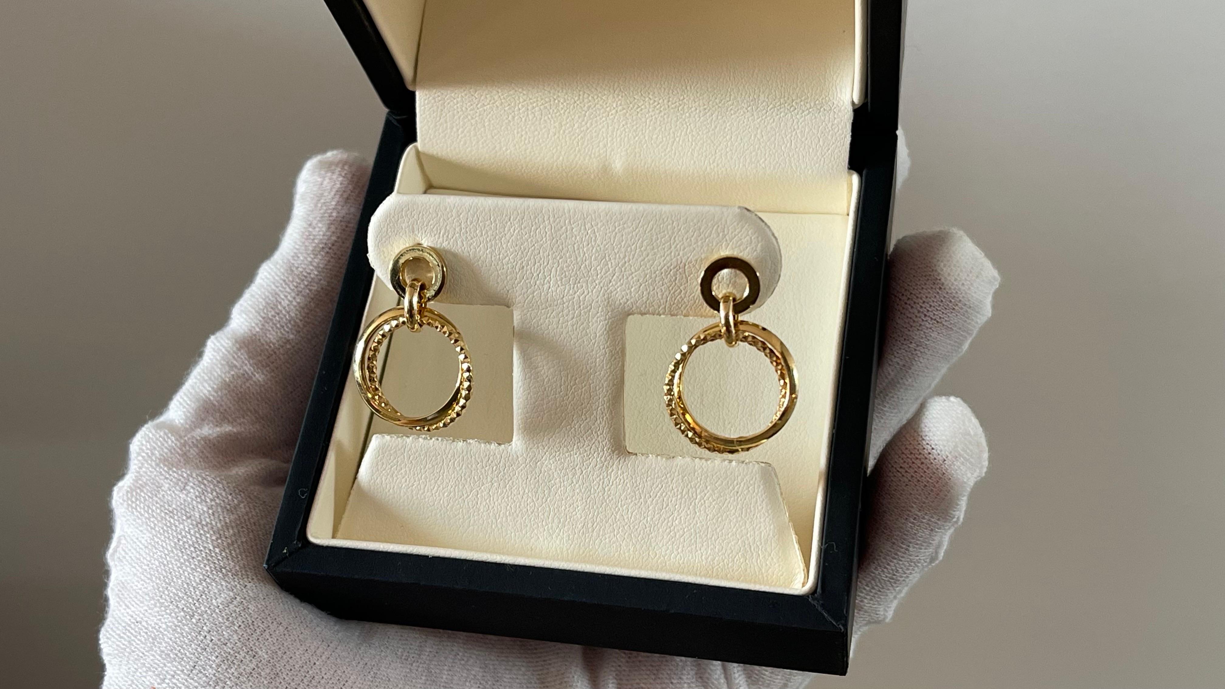 Orecchini a cerchio a doppia catena in oro 18K in vendita 4