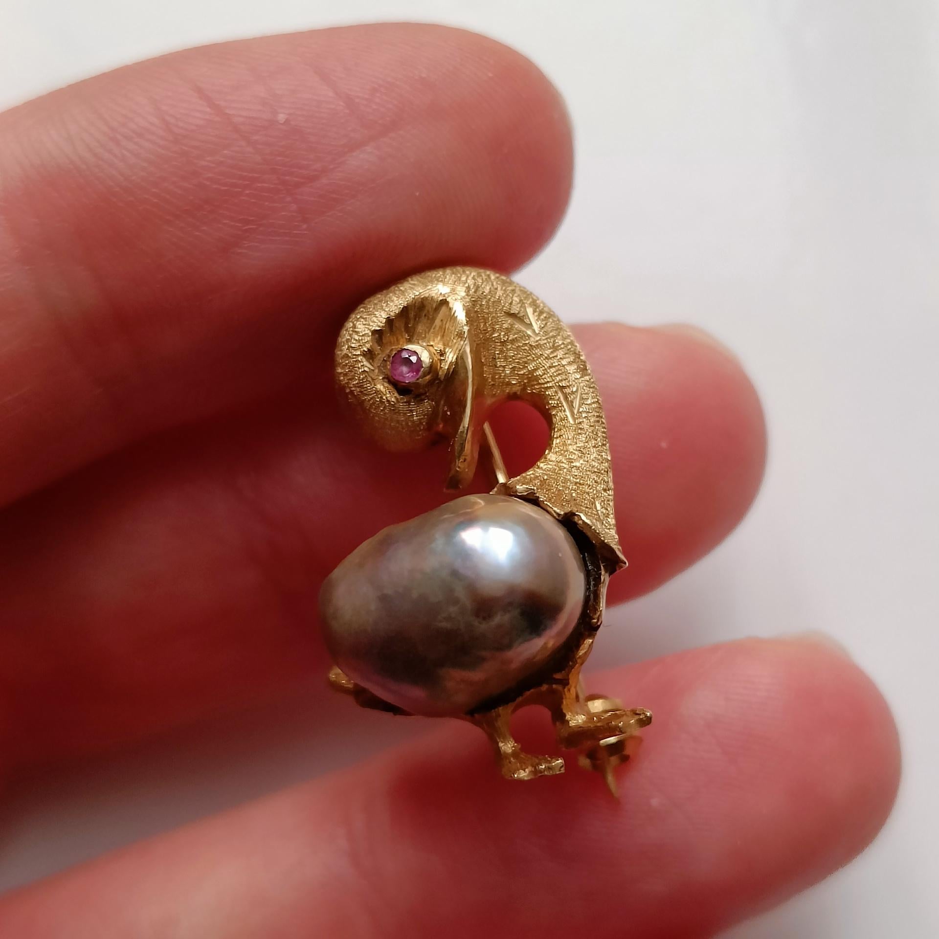 18k Gold Duck Brooch Pin with Tahitian Pearl - Vintage Animal Gold Brooch - 1970 For Sale 2