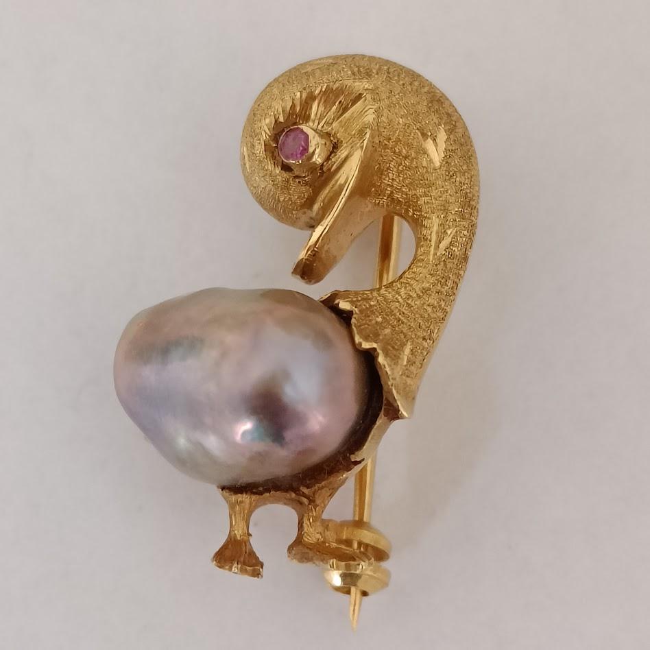 An 18 carat yellow gold brooch depicting a duck. The body is made of a Tahitian pearl with beautiful gray and pink shades. Pink spinel as the eye. High-quality work, manufacturer unknown. Estimated to be from the 1970s or 1980s. Marked 750.