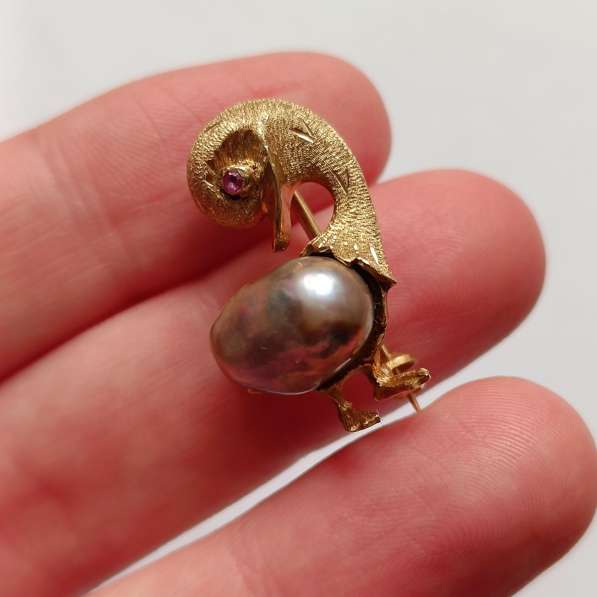 18k Gold Duck Brooch Pin with Tahitian Pearl - Vintage Animal Gold Brooch - 1970 For Sale 3