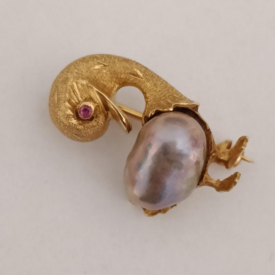 Uncut 18k Gold Duck Brooch Pin with Tahitian Pearl - Vintage Animal Gold Brooch - 1970 For Sale