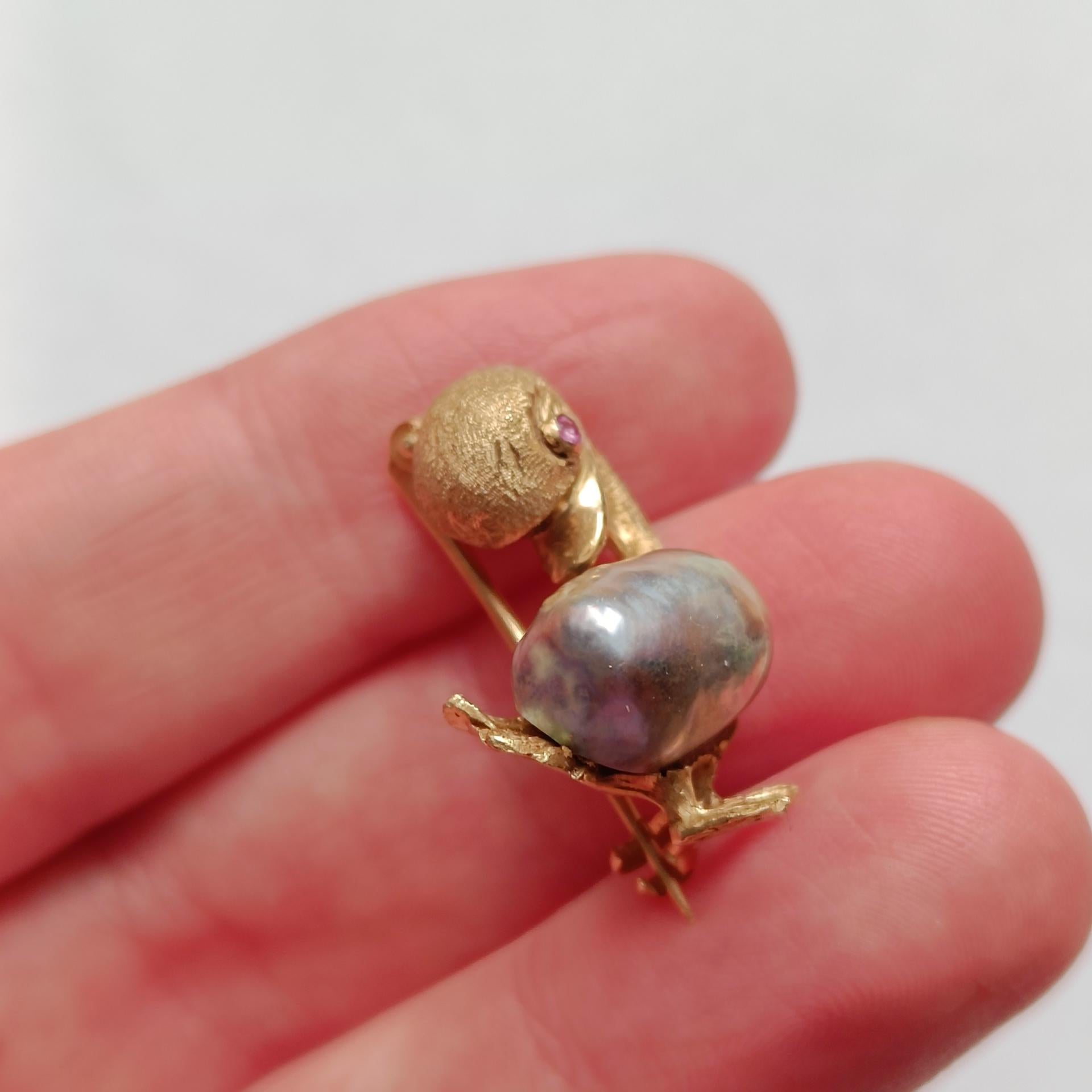 18k Gold Duck Brooch Pin with Tahitian Pearl - Vintage Animal Gold Brooch - 1970 For Sale 4