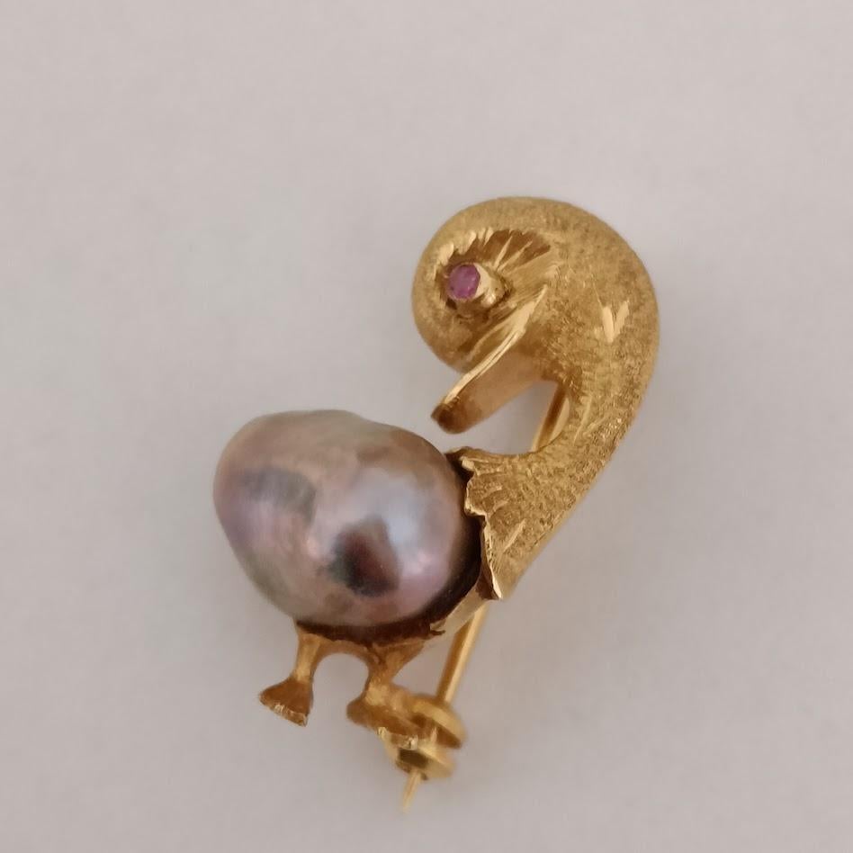 18k Gold Duck Brooch Pin with Tahitian Pearl - Vintage Animal Gold Brooch - 1970 In Excellent Condition For Sale In Magenta, IT