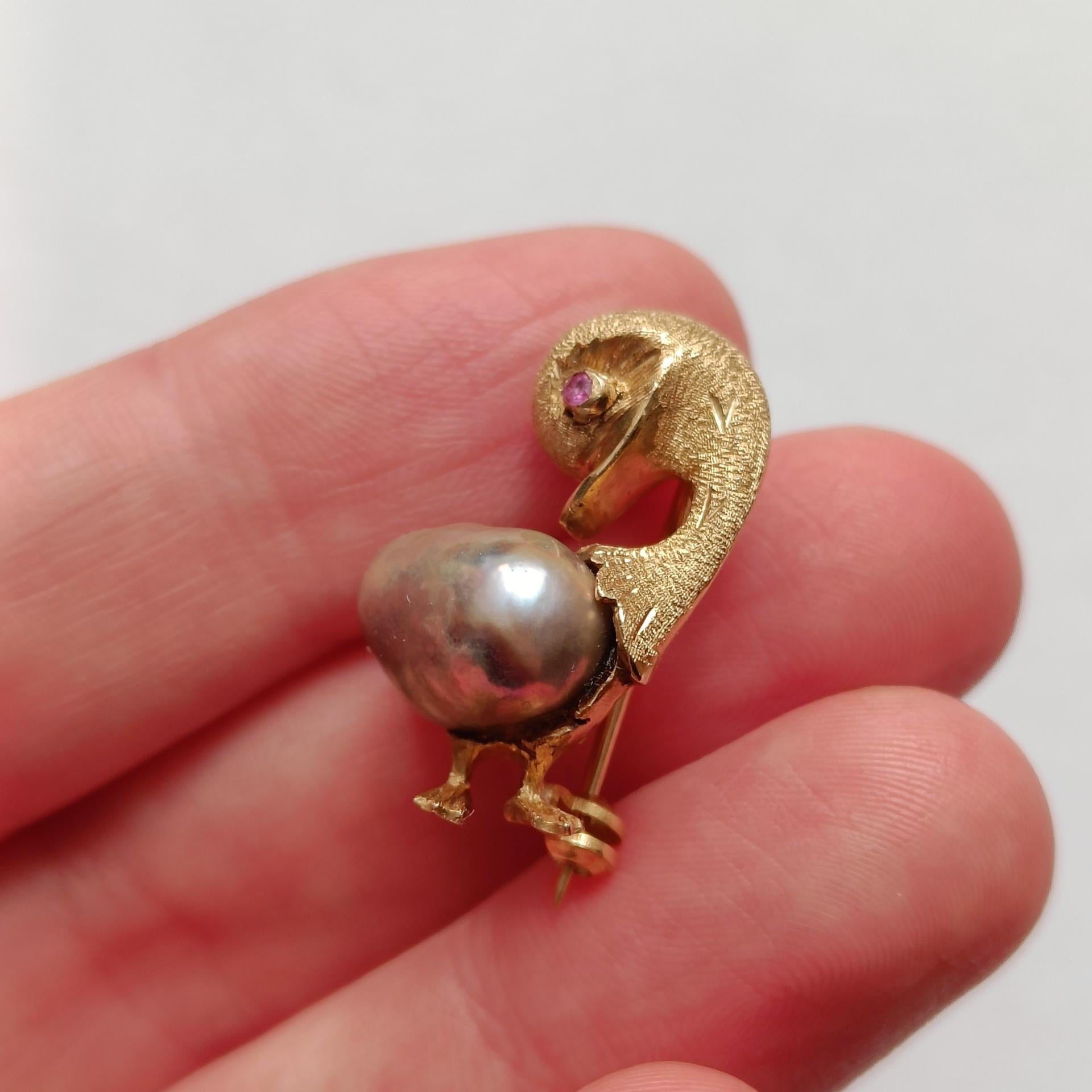 18k Gold Duck Brooch Pin with Tahitian Pearl - Vintage Animal Gold Brooch - 1970 For Sale 5
