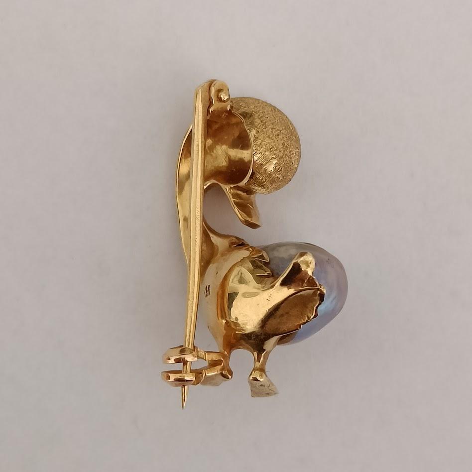 Women's or Men's 18k Gold Duck Brooch Pin with Tahitian Pearl - Vintage Animal Gold Brooch - 1970 For Sale