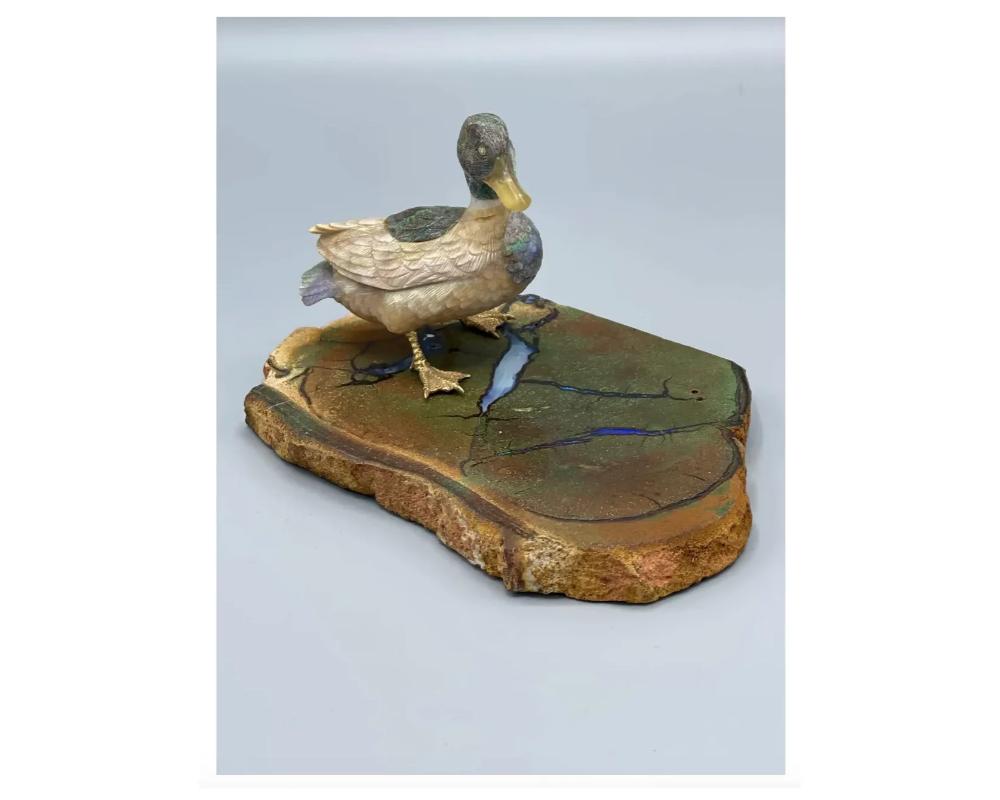 Inconnu Canard en or 18k sculpté en pierre dure opale en vente